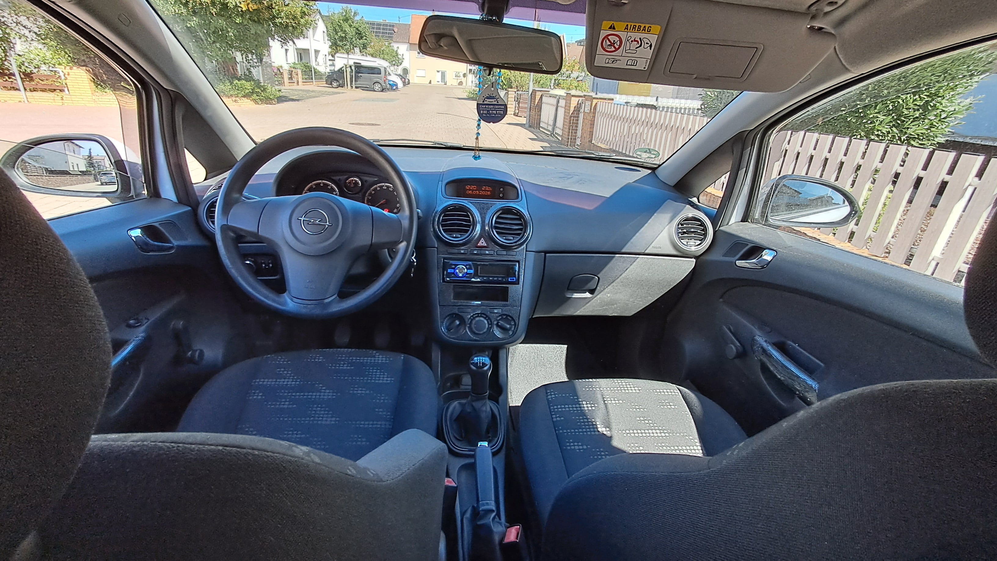 Opel Corsa mit Autoradio