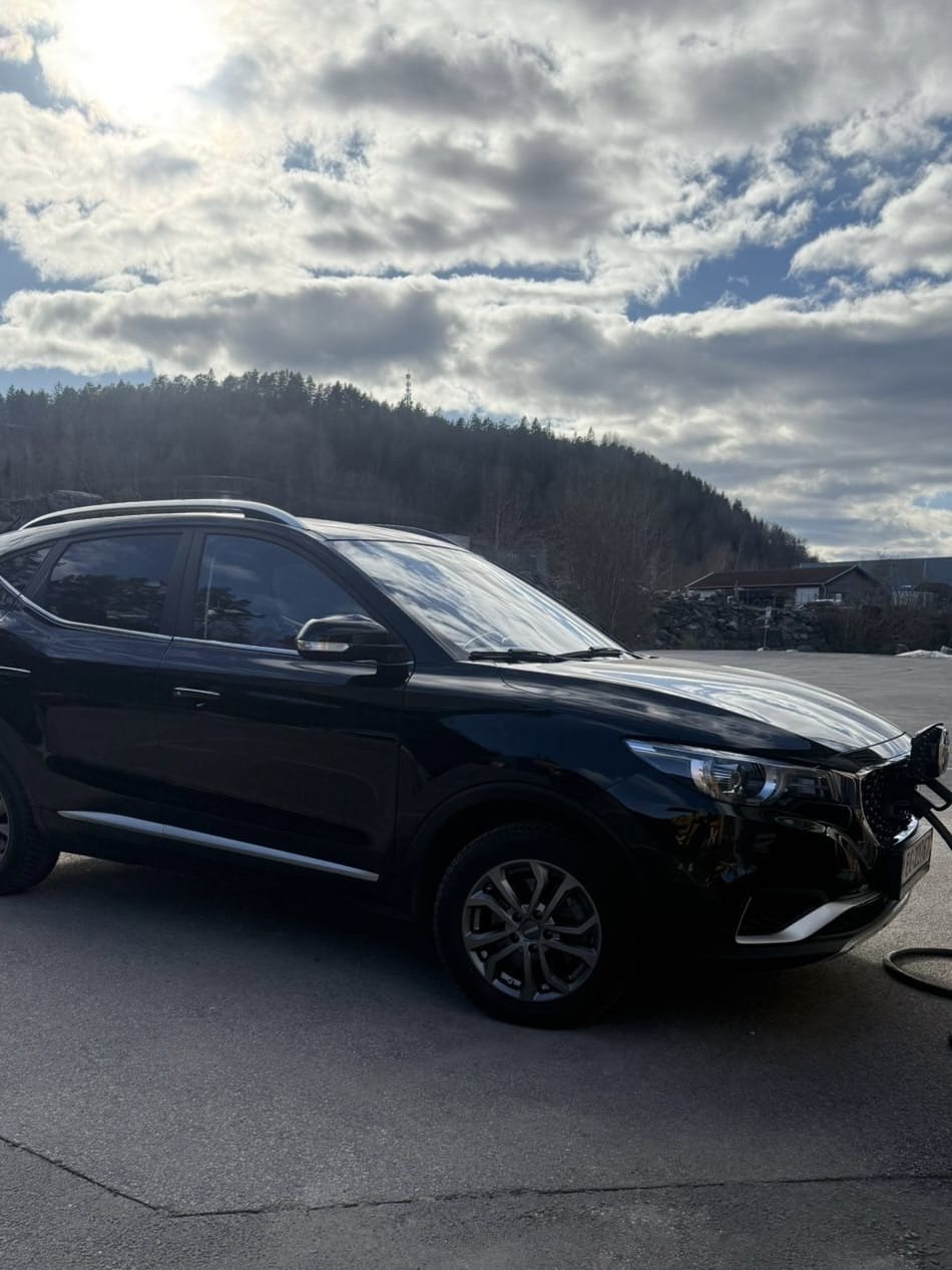 MG ZS EV med GPS