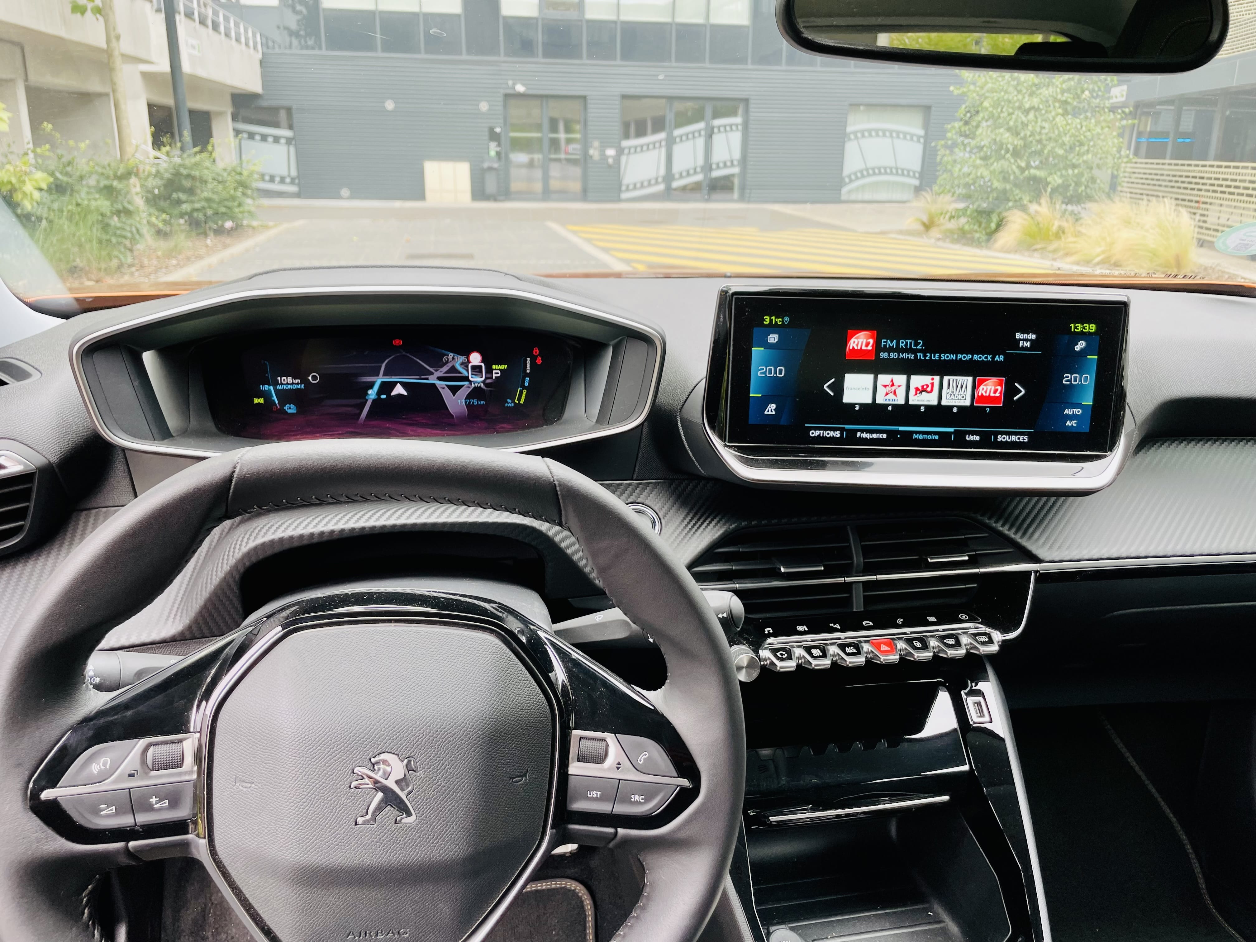 Peugeot e-2008 avec GPS