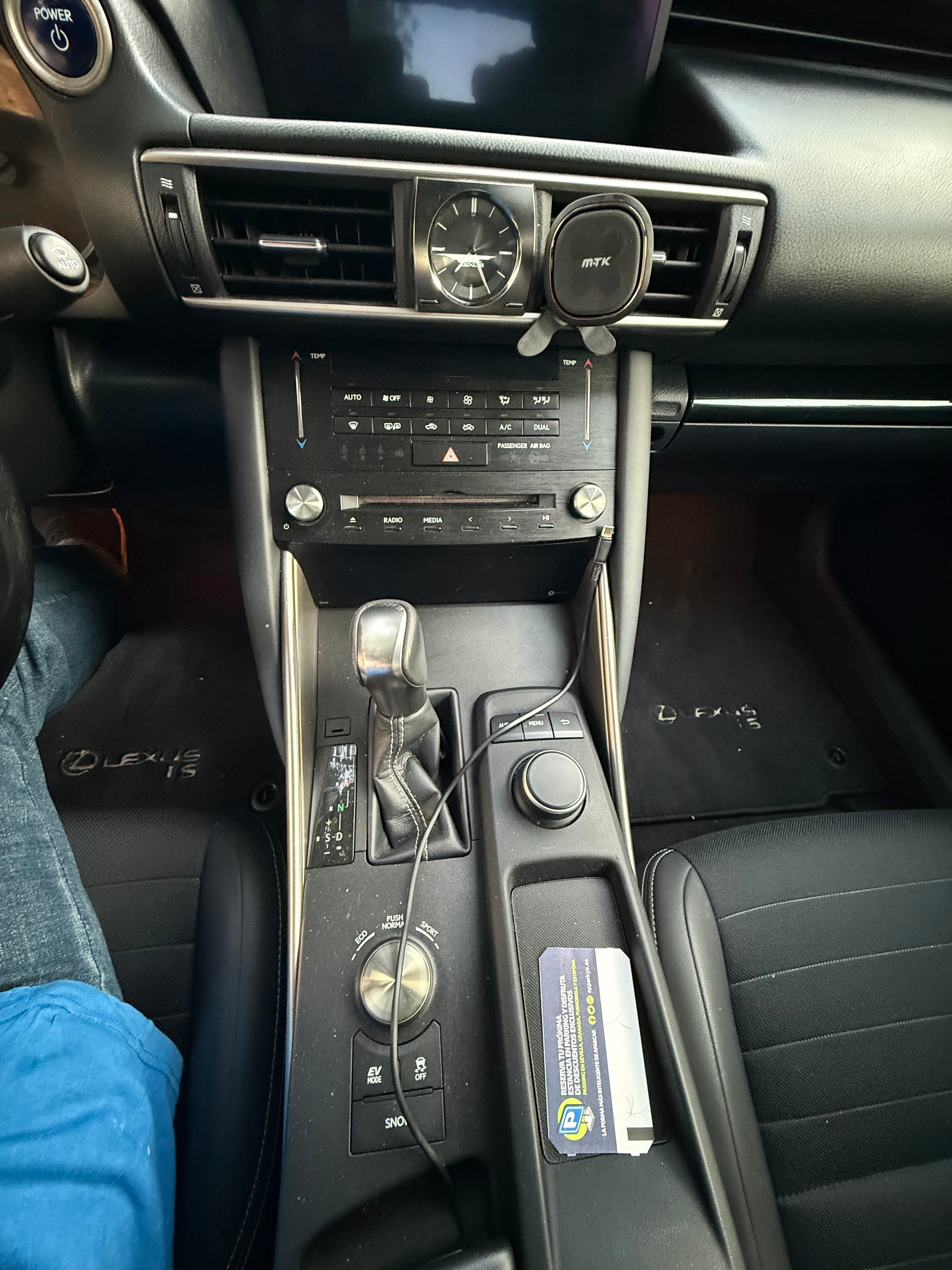 Lexus IS 300h con Puertos de carga USB
