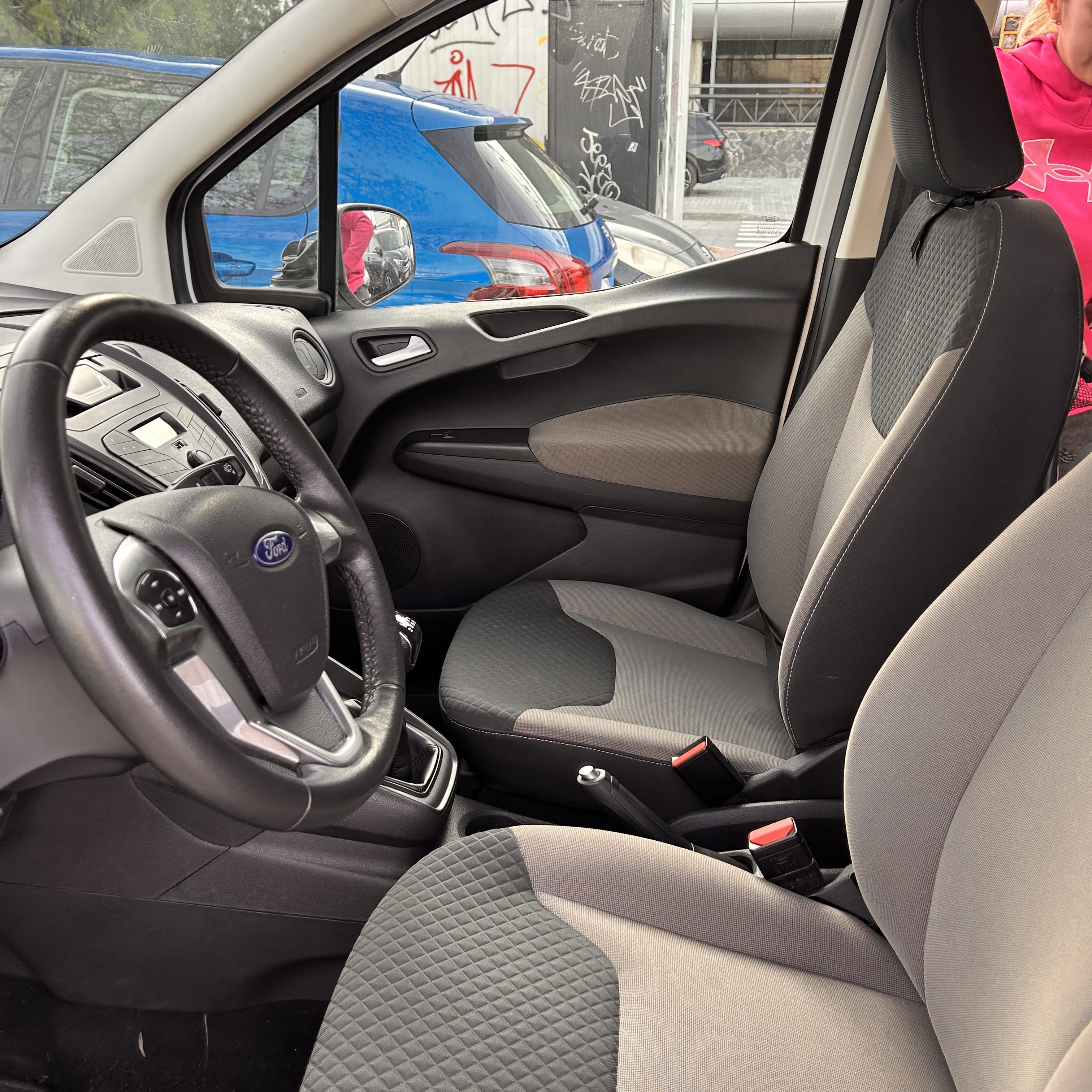 Ford Transit Courier Furgoneta med Babysete