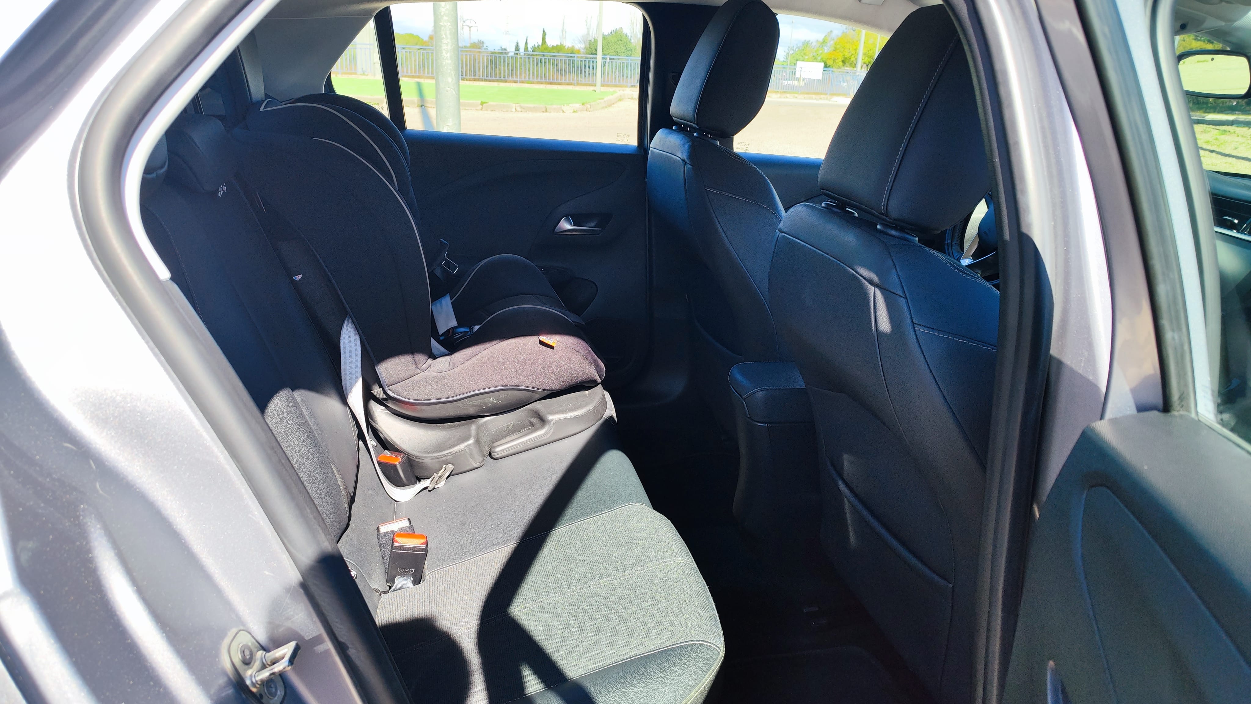 Opel Corsa F con Silla infantil