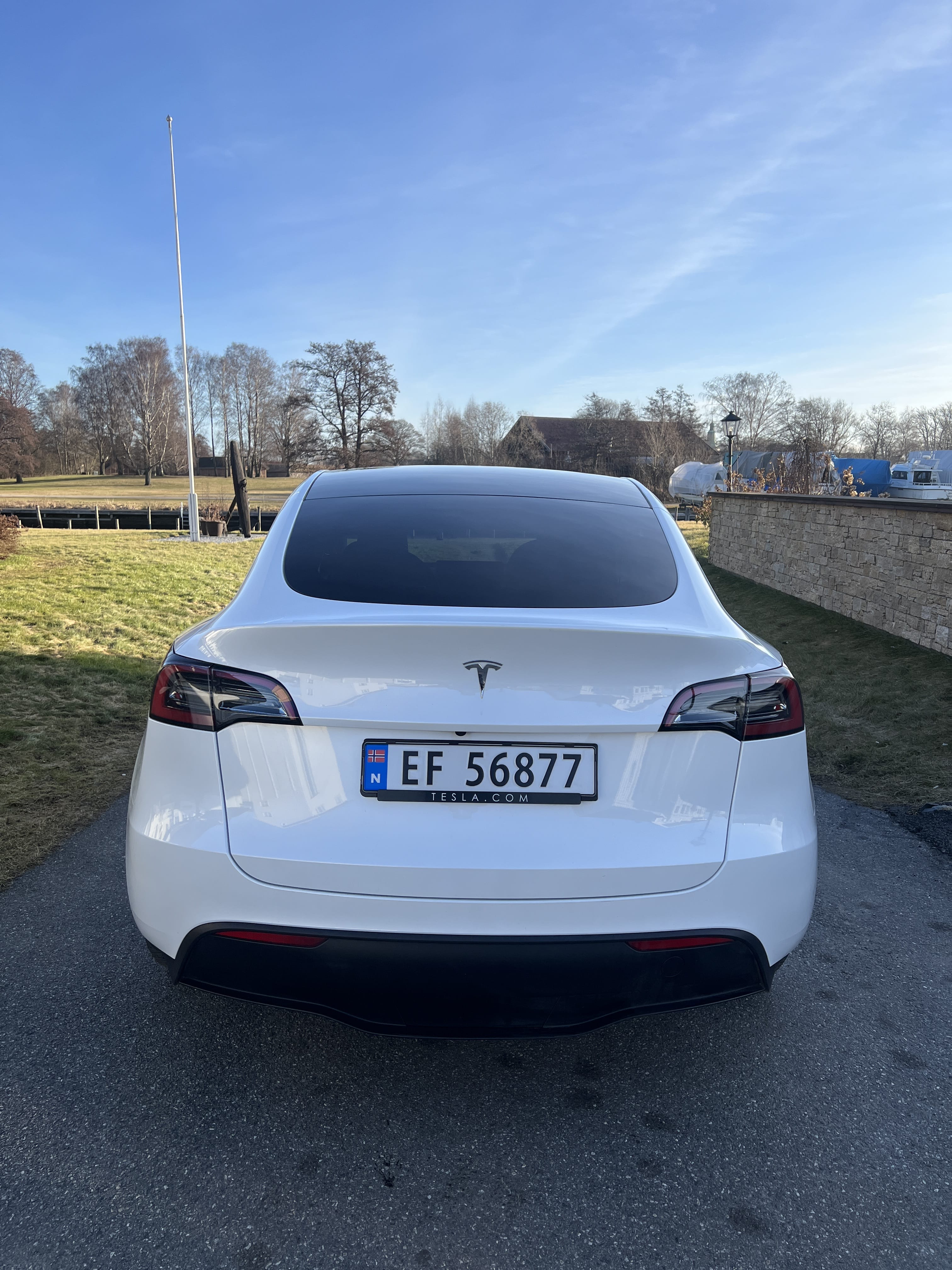 Tesla Model Y Standard Range med GPS