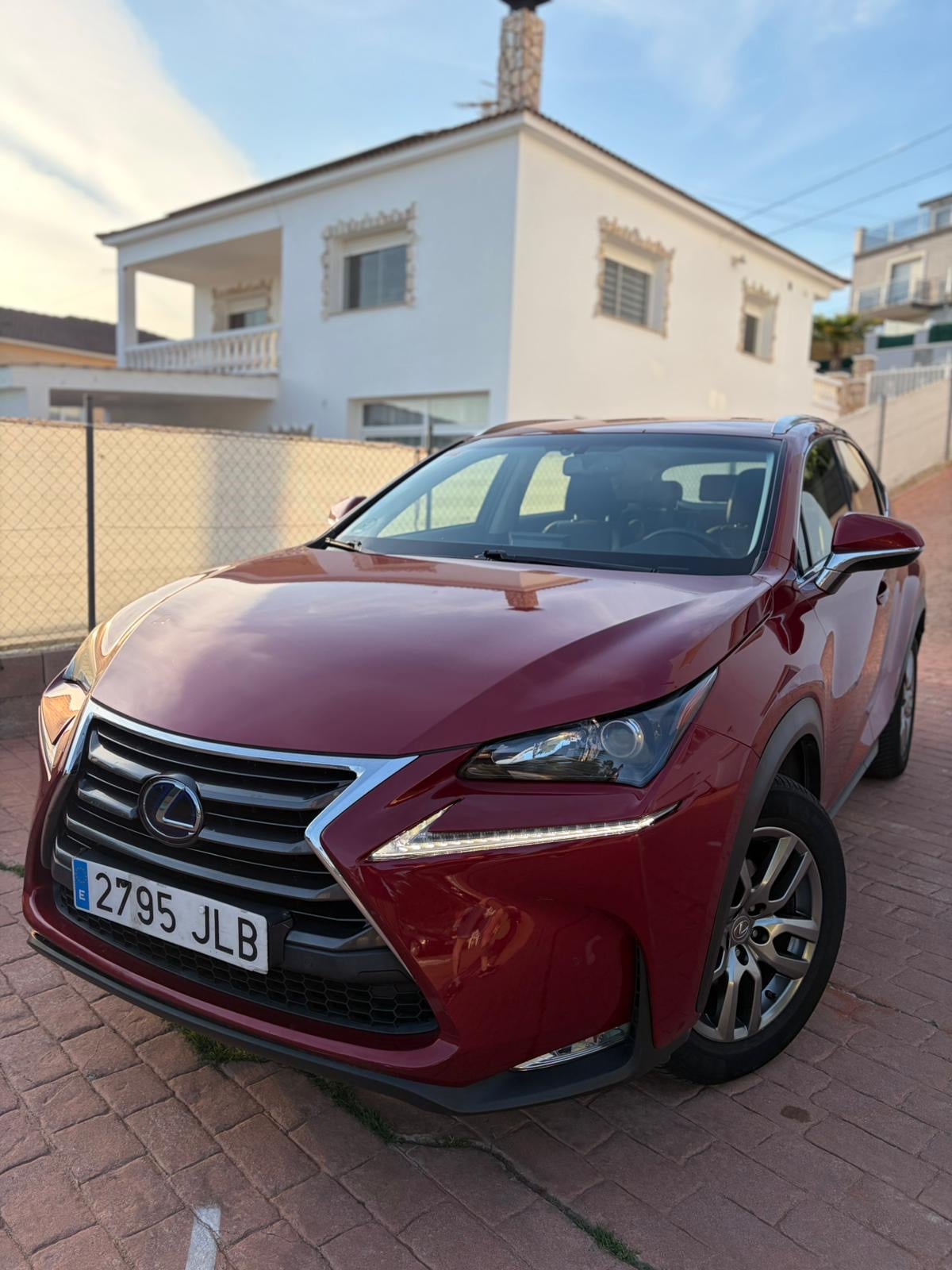 Lexus NX 300h, 2016, Gasolina 95 / Eléctrico (híbrido), Automático