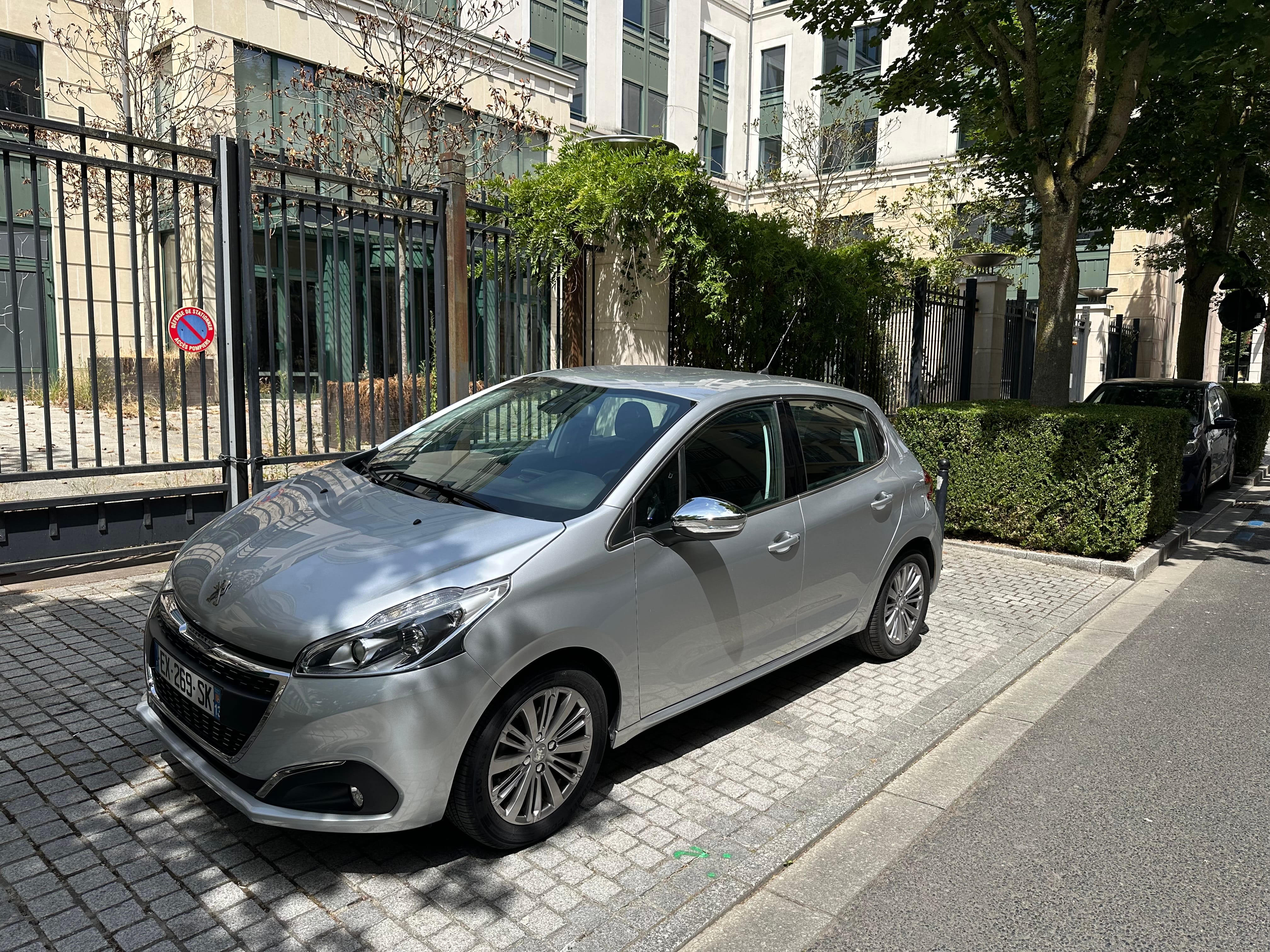 Peugeot 208 Allure Buisness 110 ch. 45000 km. Val d’Europe avec Climatisation