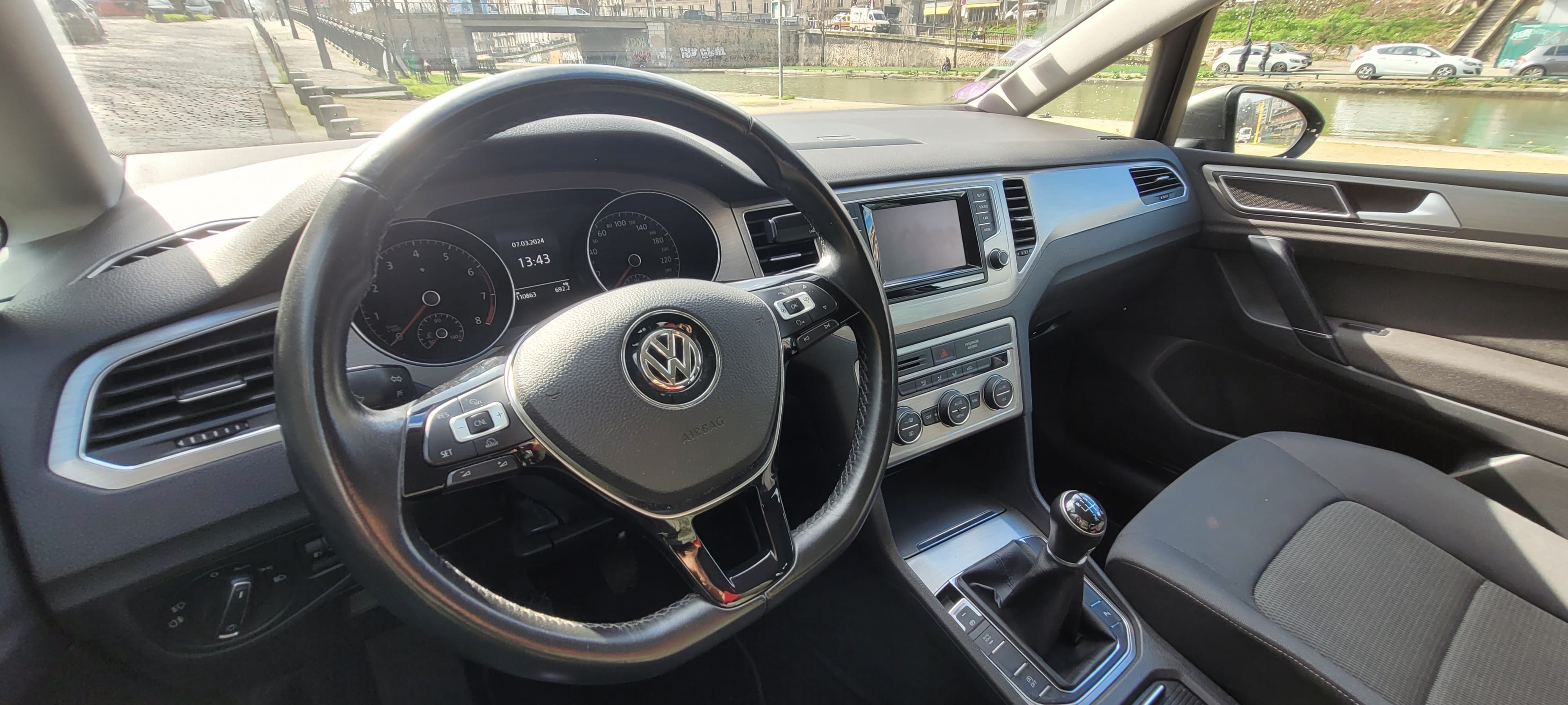 Volkswagen Golf Sportsvan (Coffre de 500L) avec Siège bébé