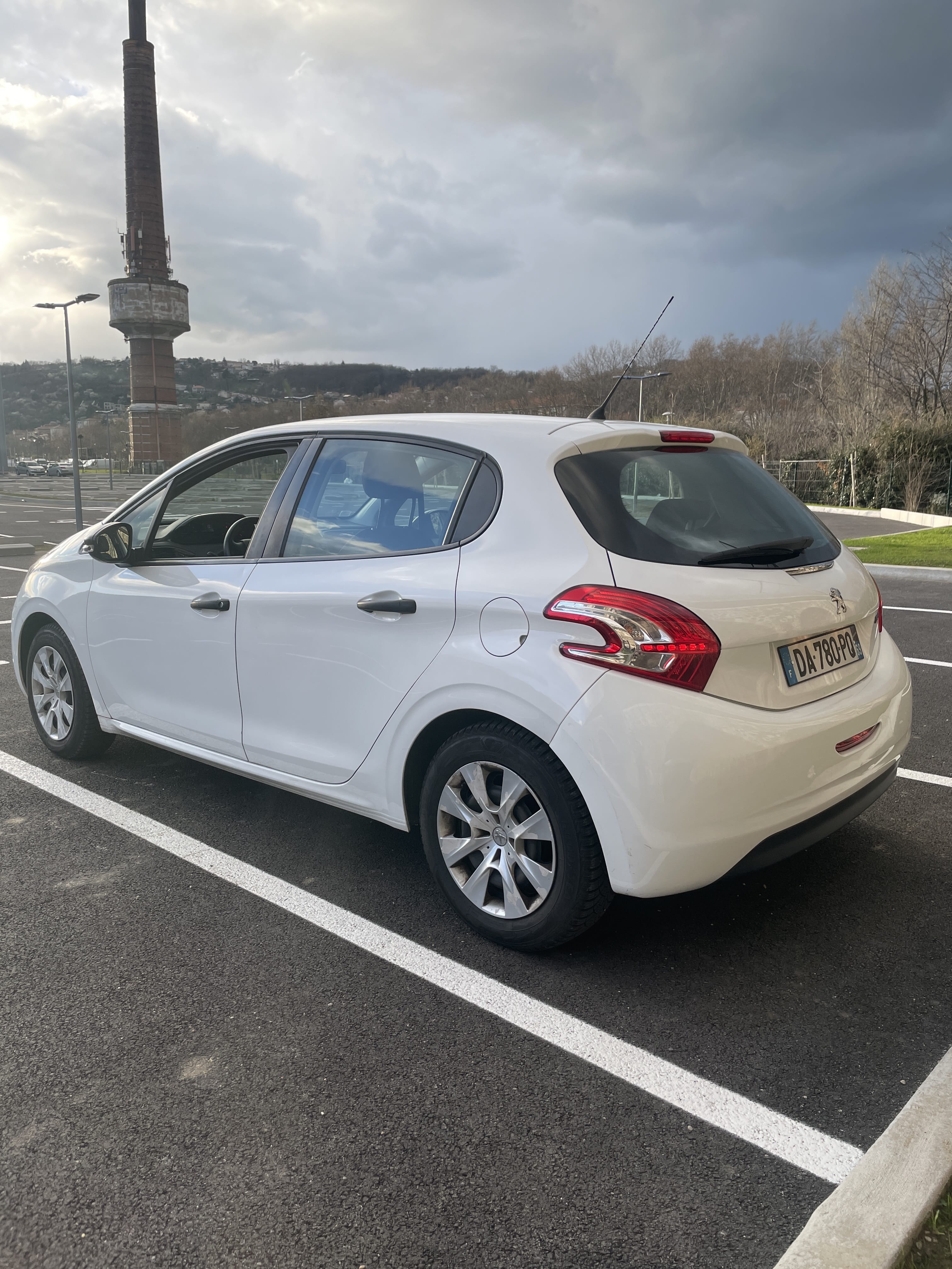 Peugeot 208 1.0 VTI avec GPS