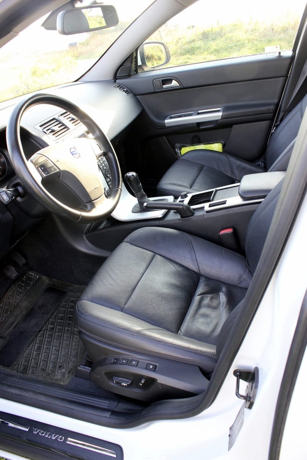 Volvo V50 with Audio / iPod input