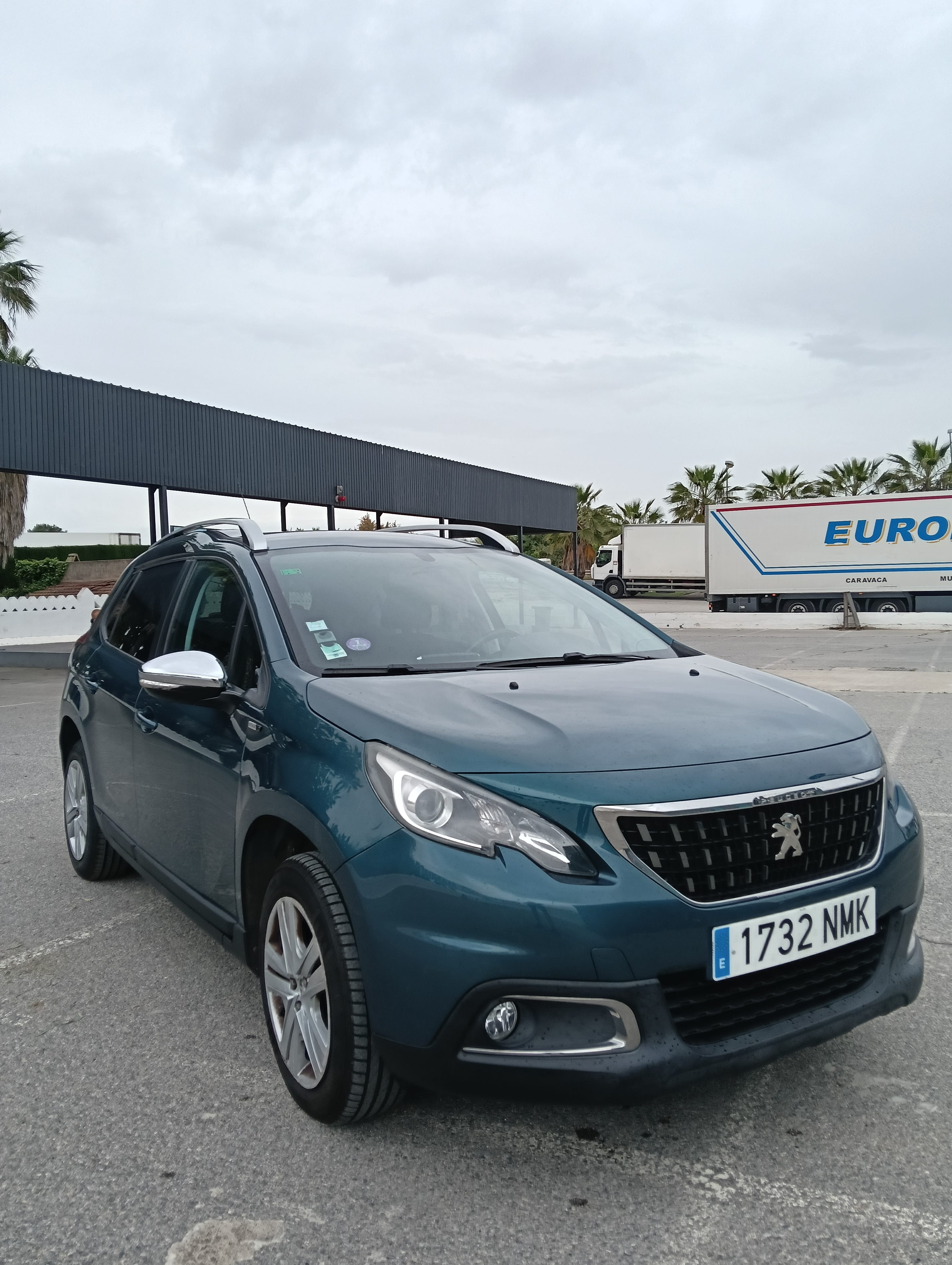 Peugeot 2008 1.2 gasolina 110 cv con Puertos de carga USB