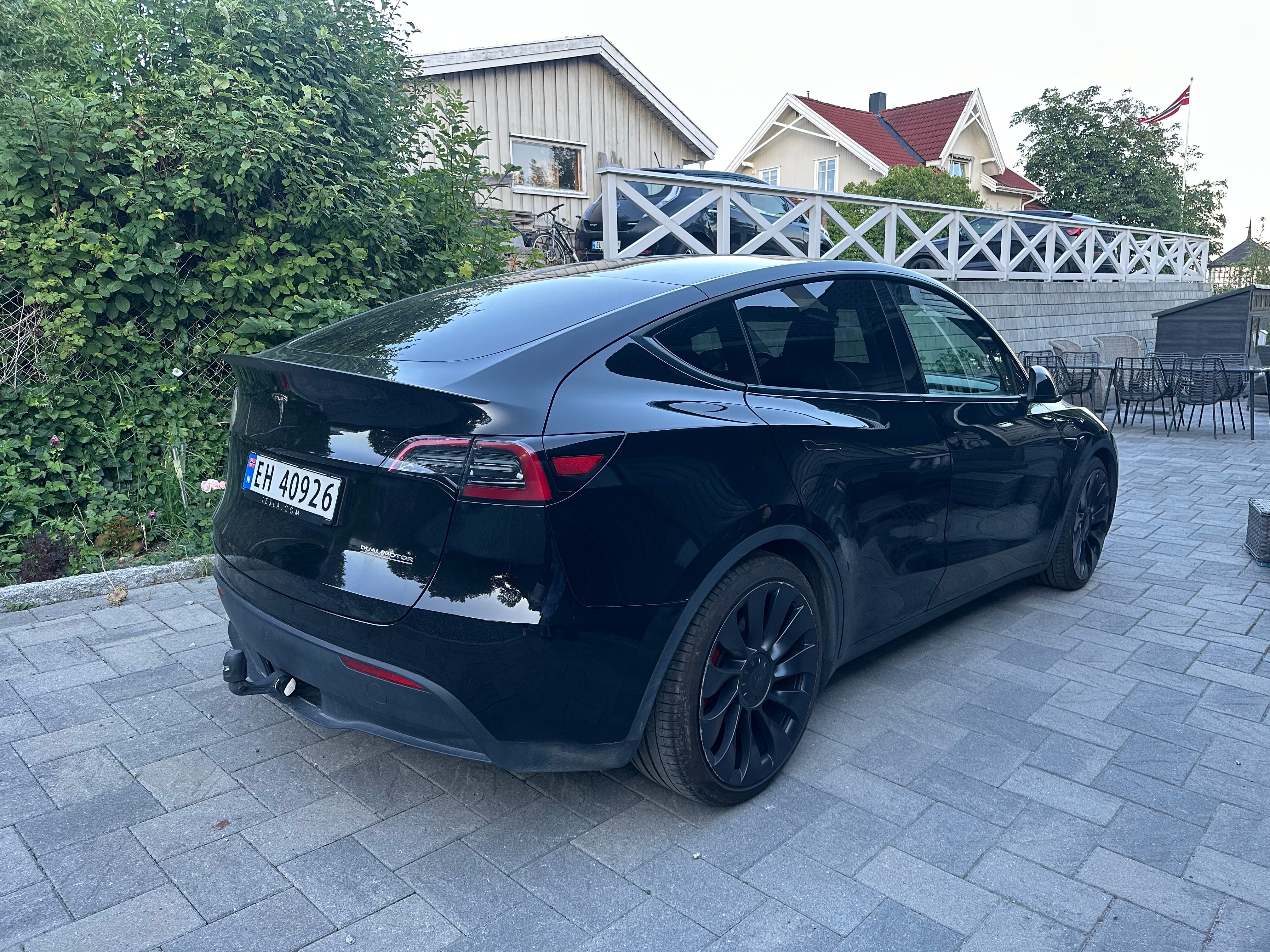Tesla Model Y Performance med Ryggekamera