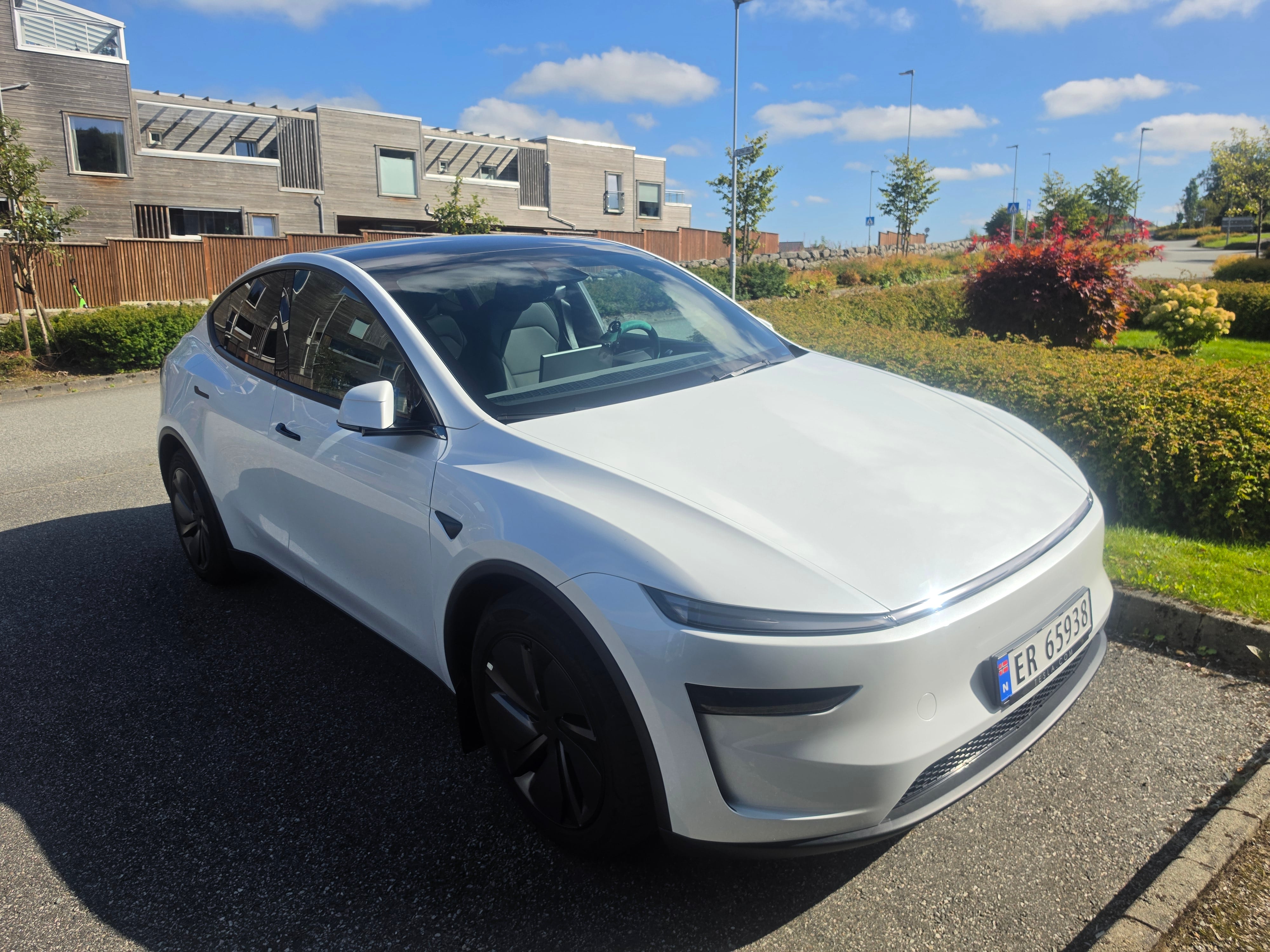 Tesla Model Y Long Range med GPS