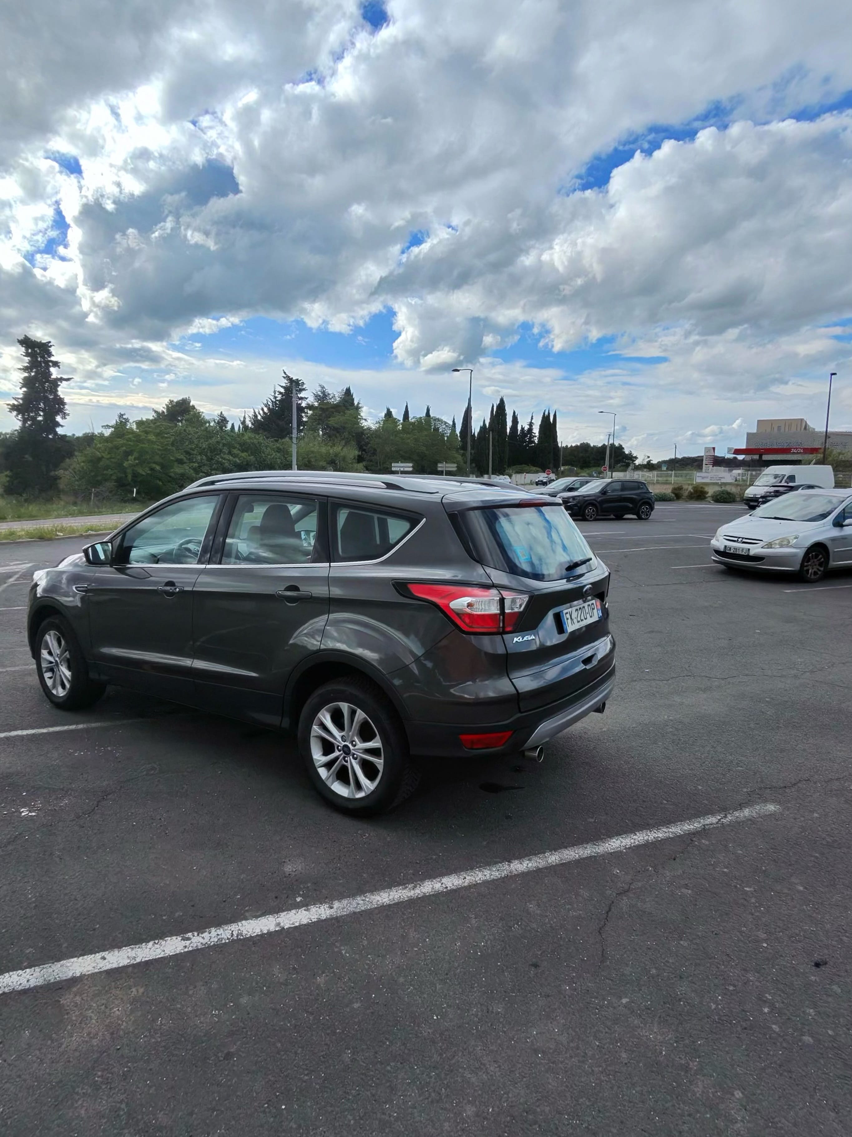 Ford Kuga Économique (Ethanol E85) et confortable. avec GPS