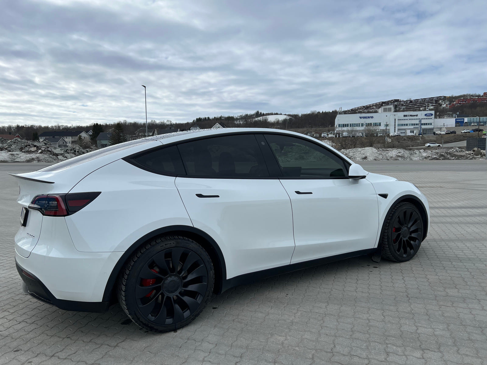 Tesla Model Y Performance med GPS