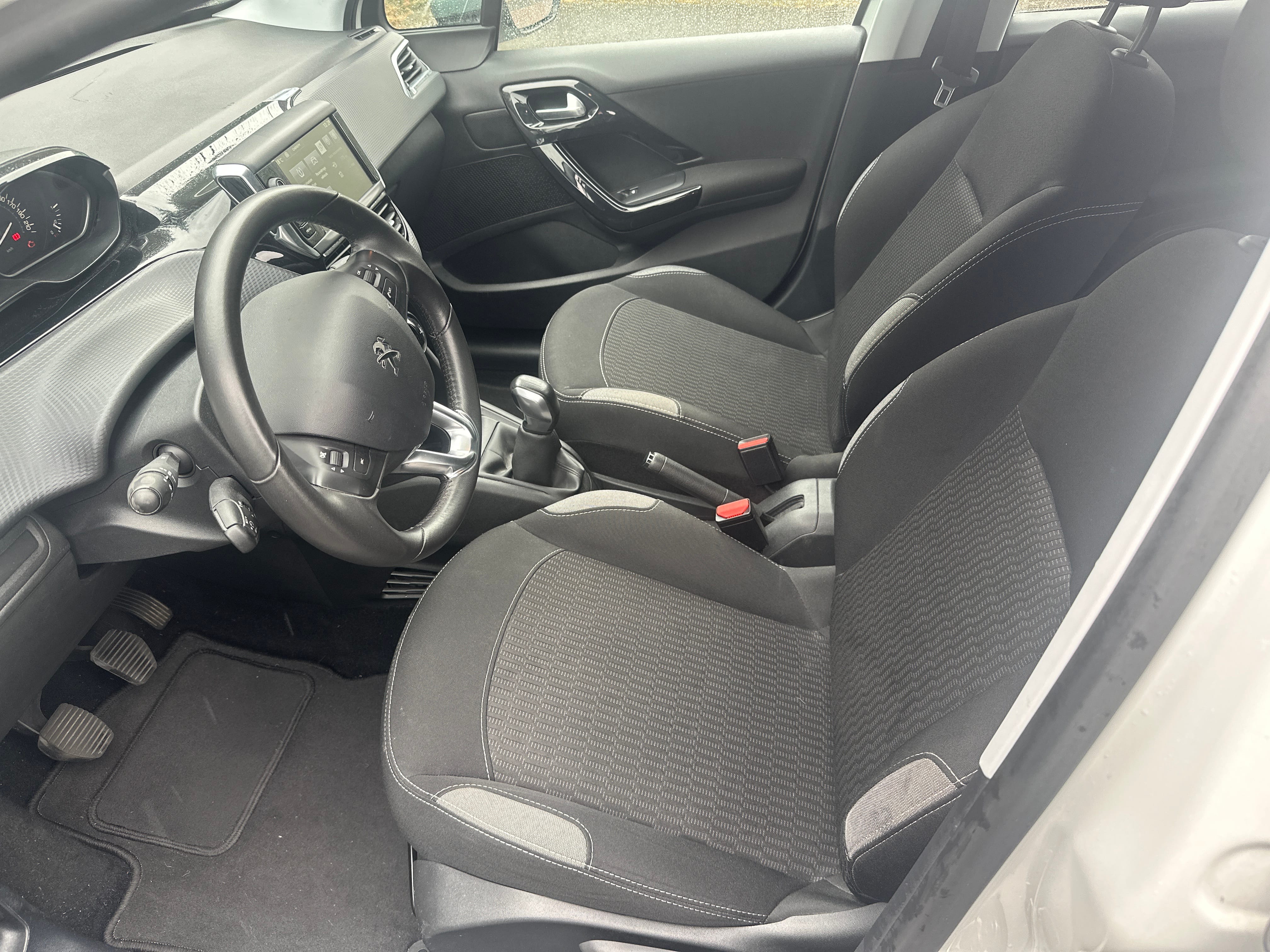 Peugeot 208 1,2 82 chevaux avec Port USB