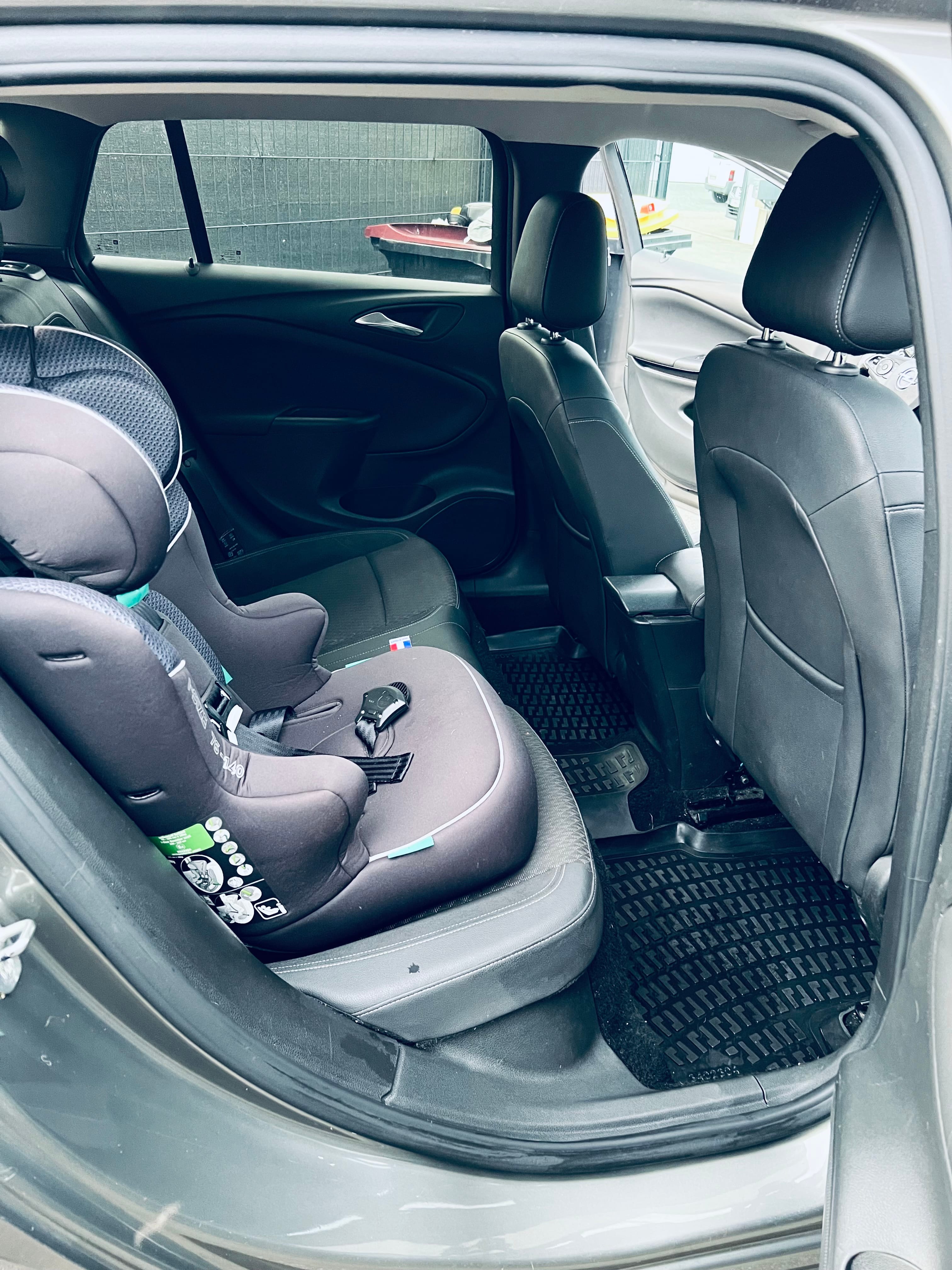 Opel Astra Break avec Apple CarPlay