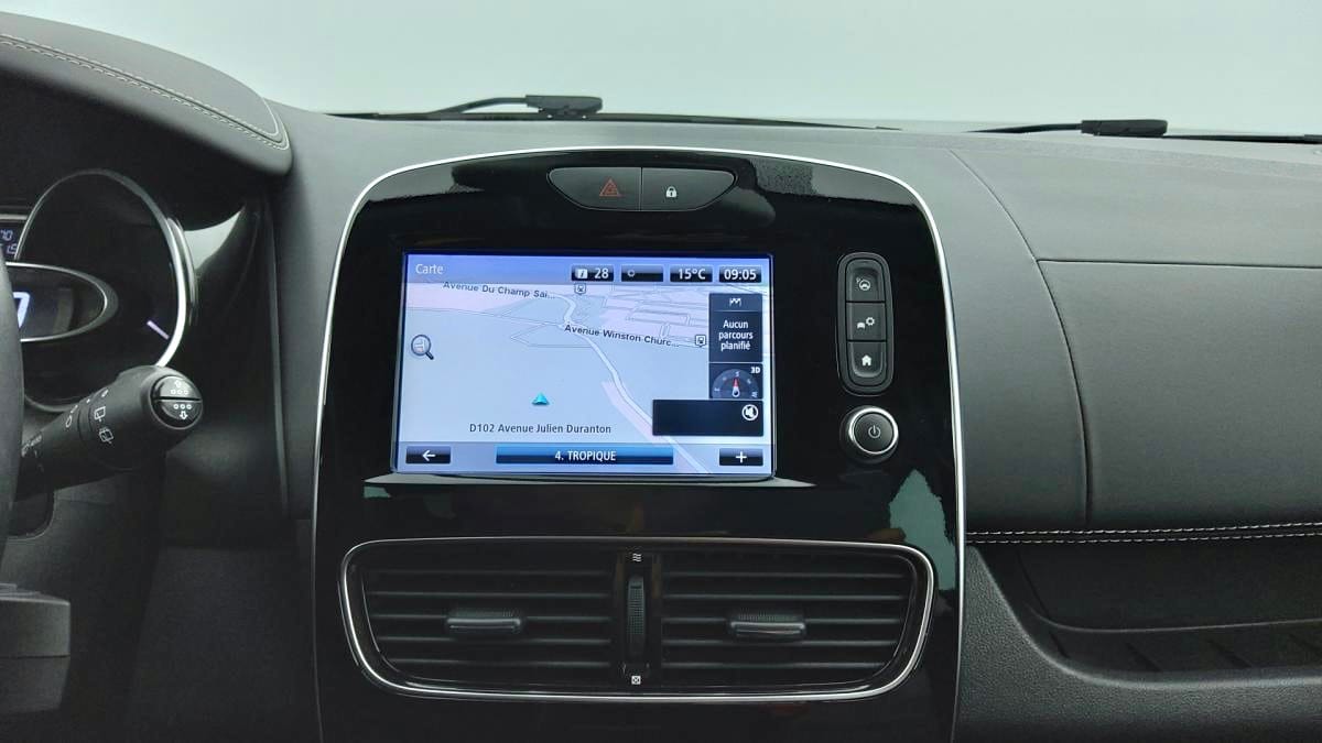 Renault Clio Initiale Paris — luxe & sportivité à 3 min aéroport, place dédiée avec Entrée audio / iPod
