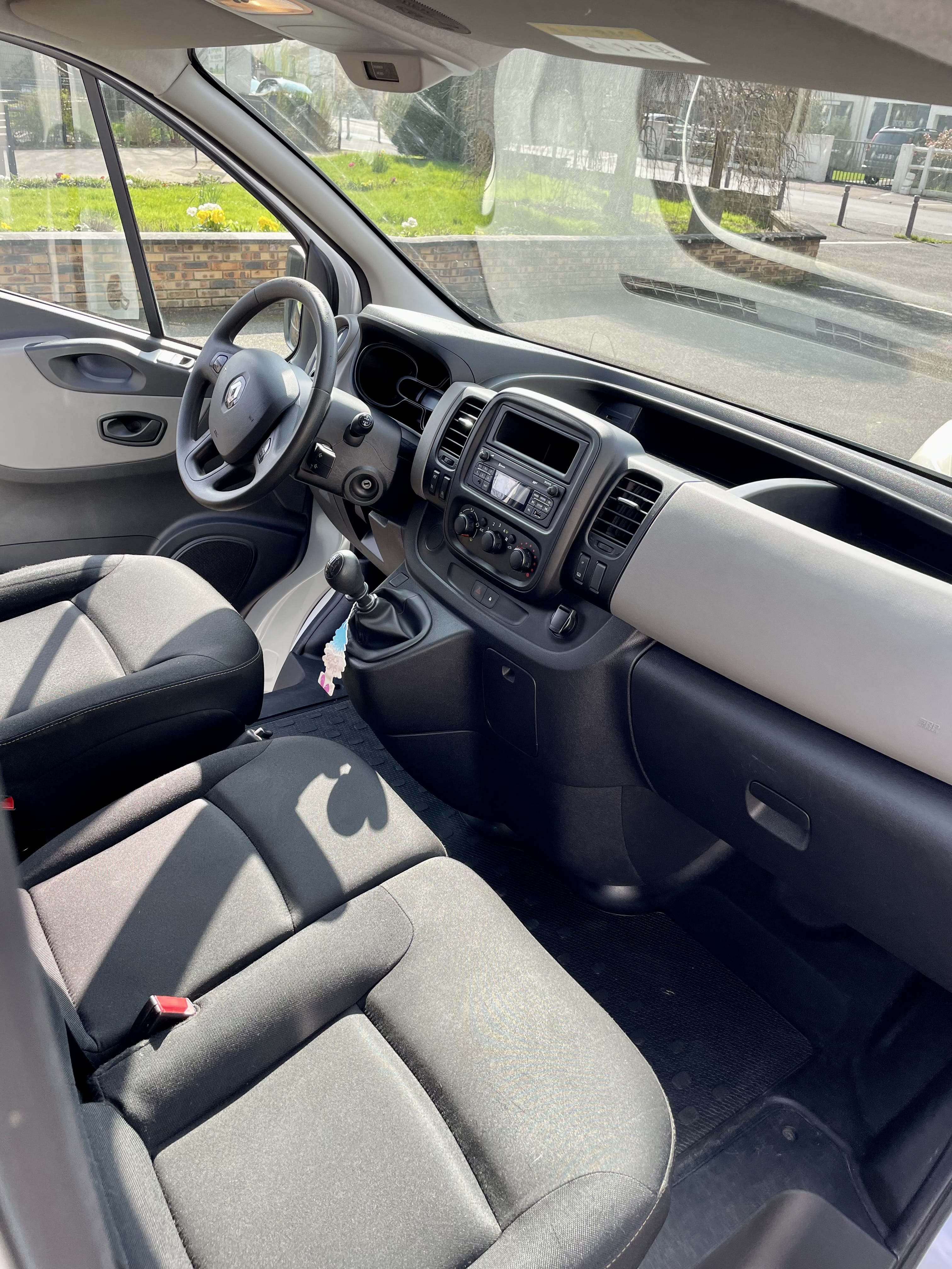 Renault Trafic Stationnement GRATUIT Clichy avec Audio Bluetooth