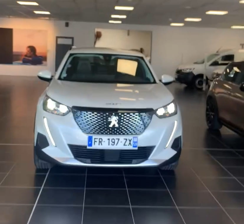 Peugeot e-2008 avec GPS