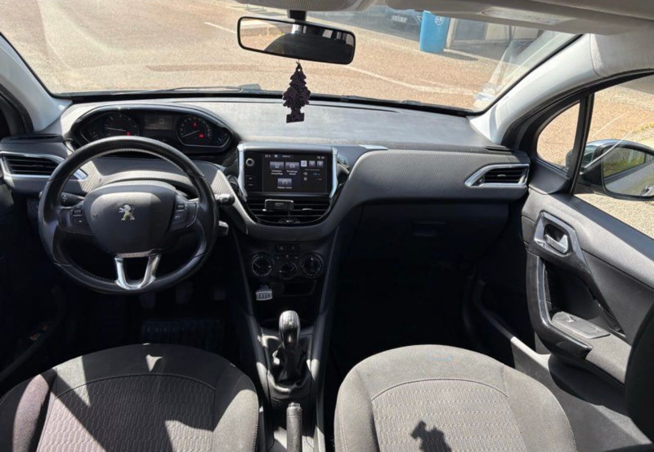 Peugeot 208 1.6 HDi 5 portes avec GPS