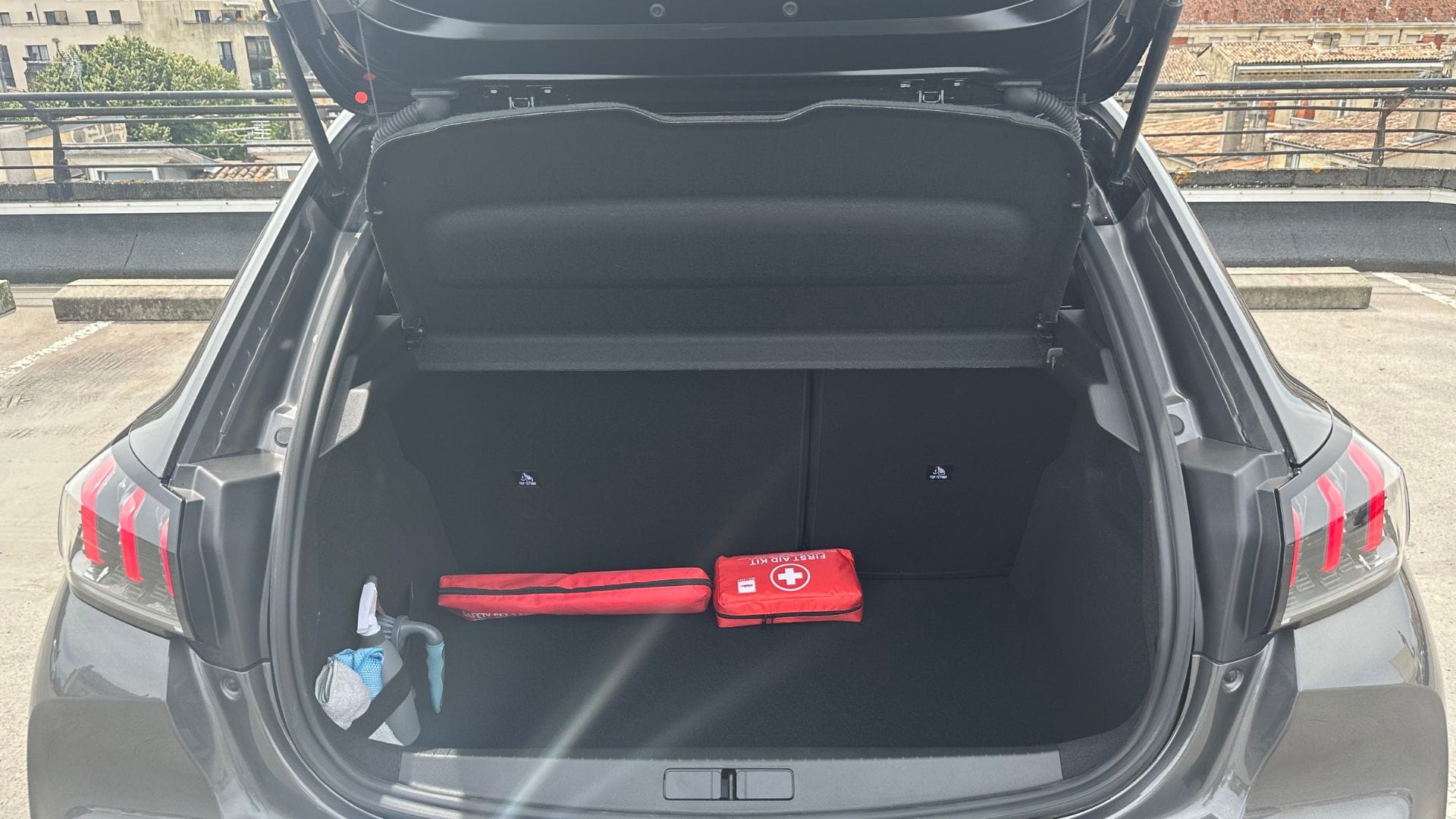 Peugeot 208 GT Line Grise | AUTO | Éco 5.4L | GARE ST-JEAN (750m) avec Siège bébé