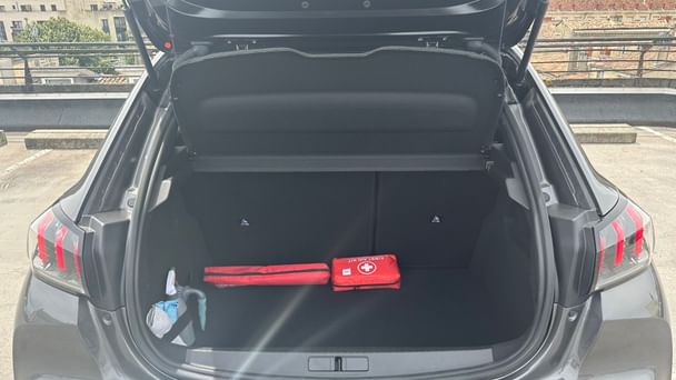Peugeot 208 GT Line Grise avec Siège bébé