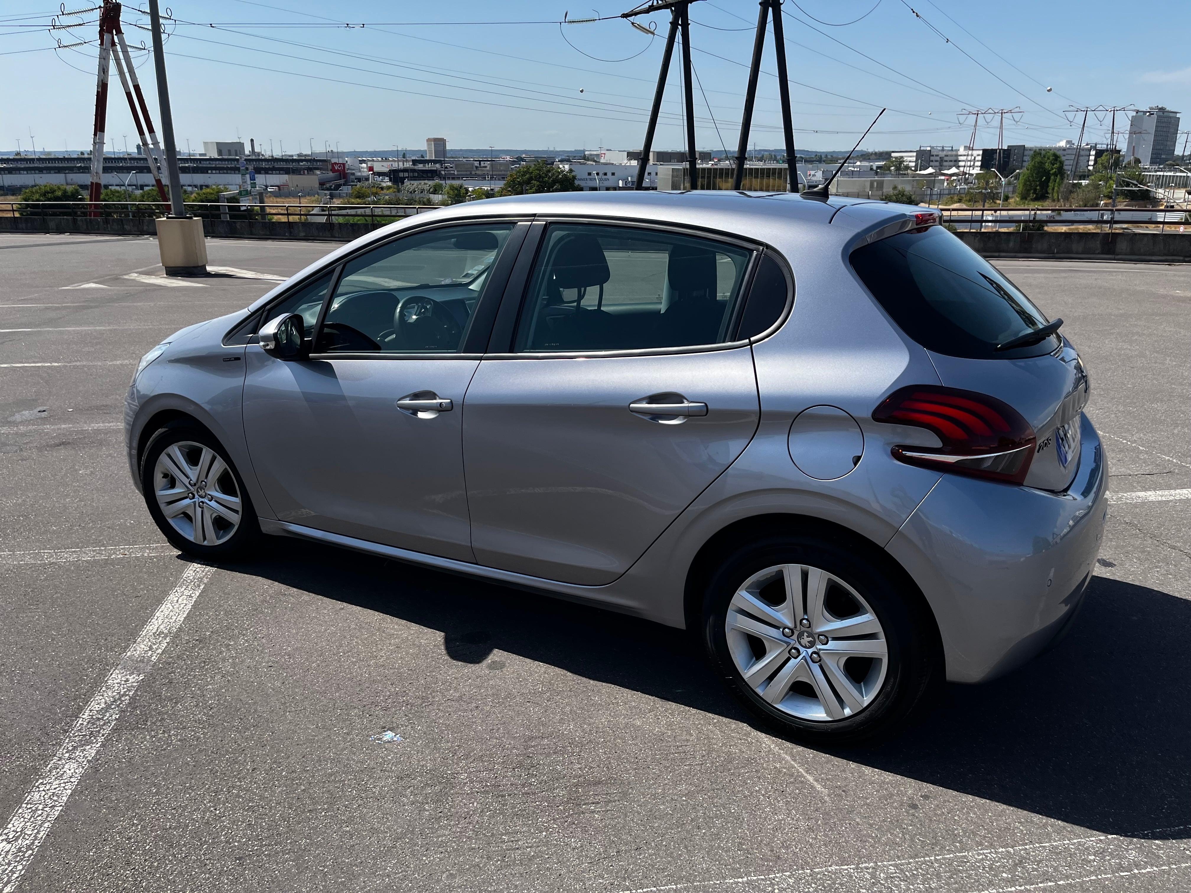Peugeot 208 Economique – Orly / Thiais – CarPlay, idéale Paris avec GPS