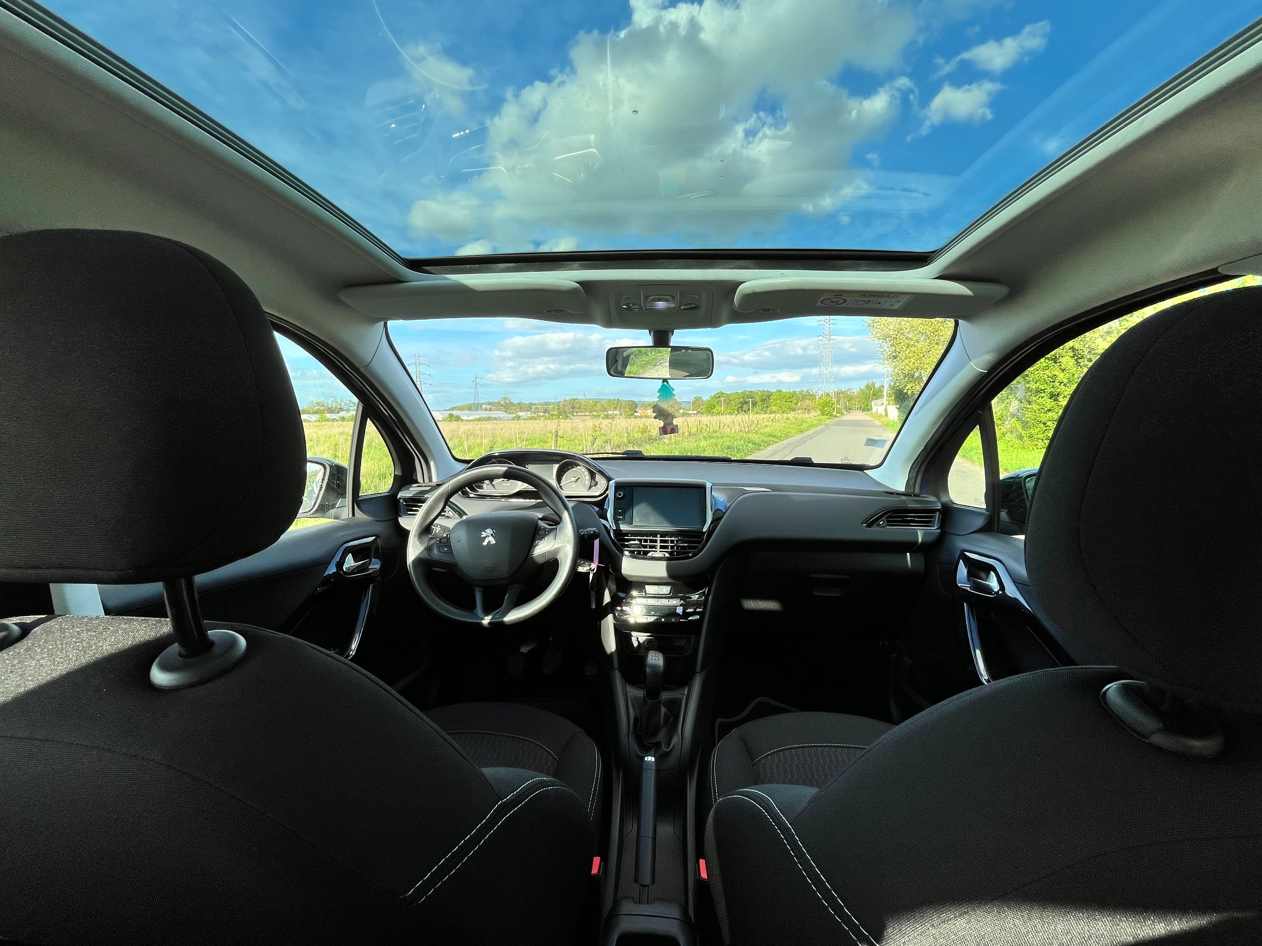 Peugeot 208 • Apple CarPlay • Toit panoramique • Sièges chauffants avec Régulateur de vitesse