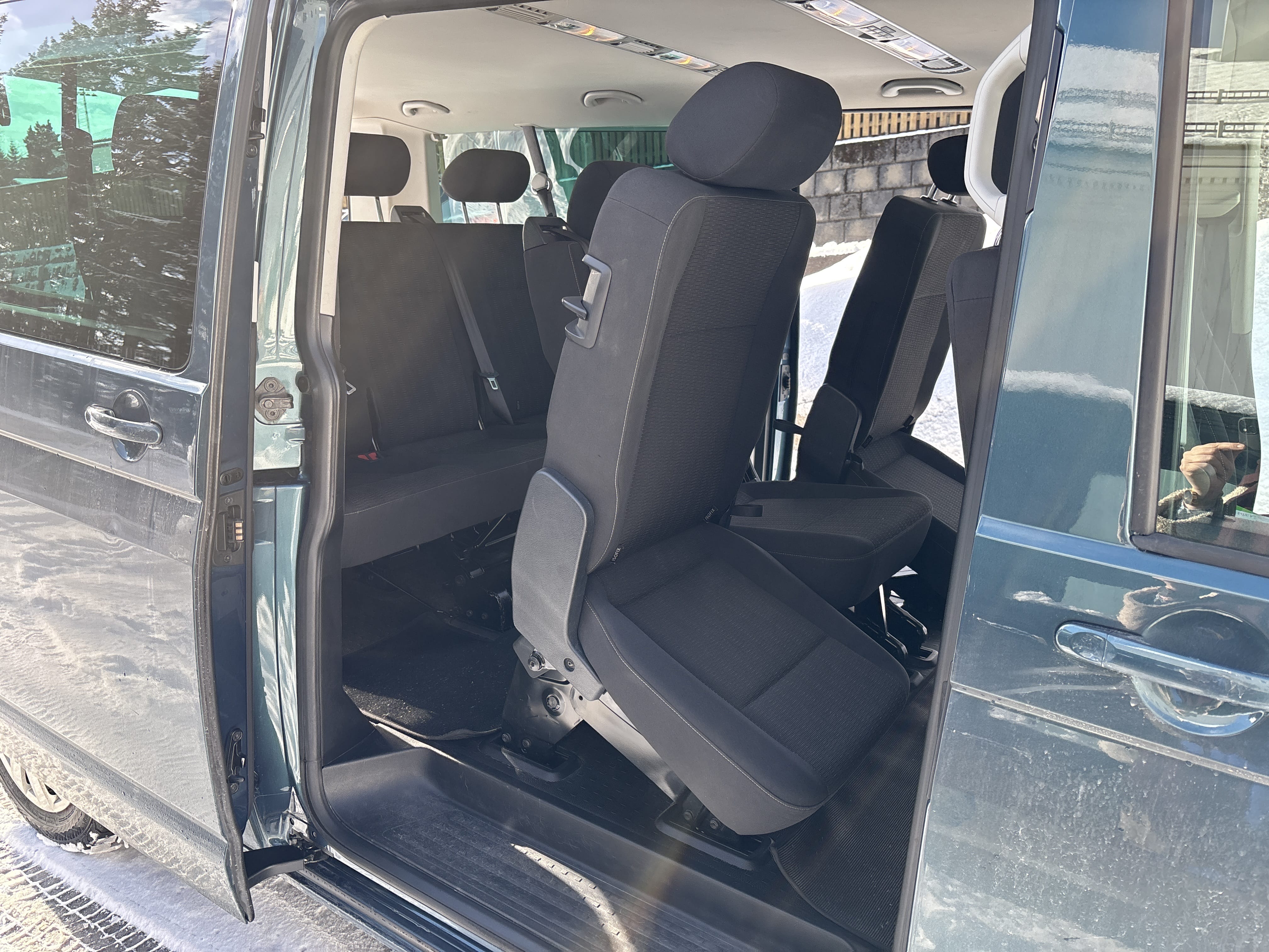 Volkswagen Caravelle with Four-wheel drive