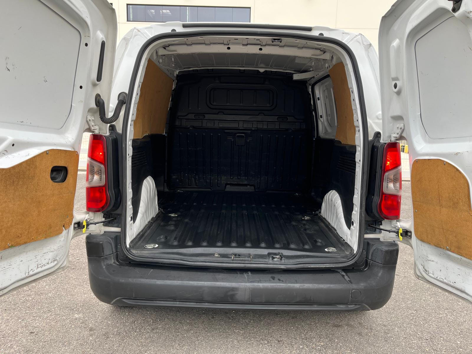 Peugeot Partner 1.5 HDI con Puertos de carga USB