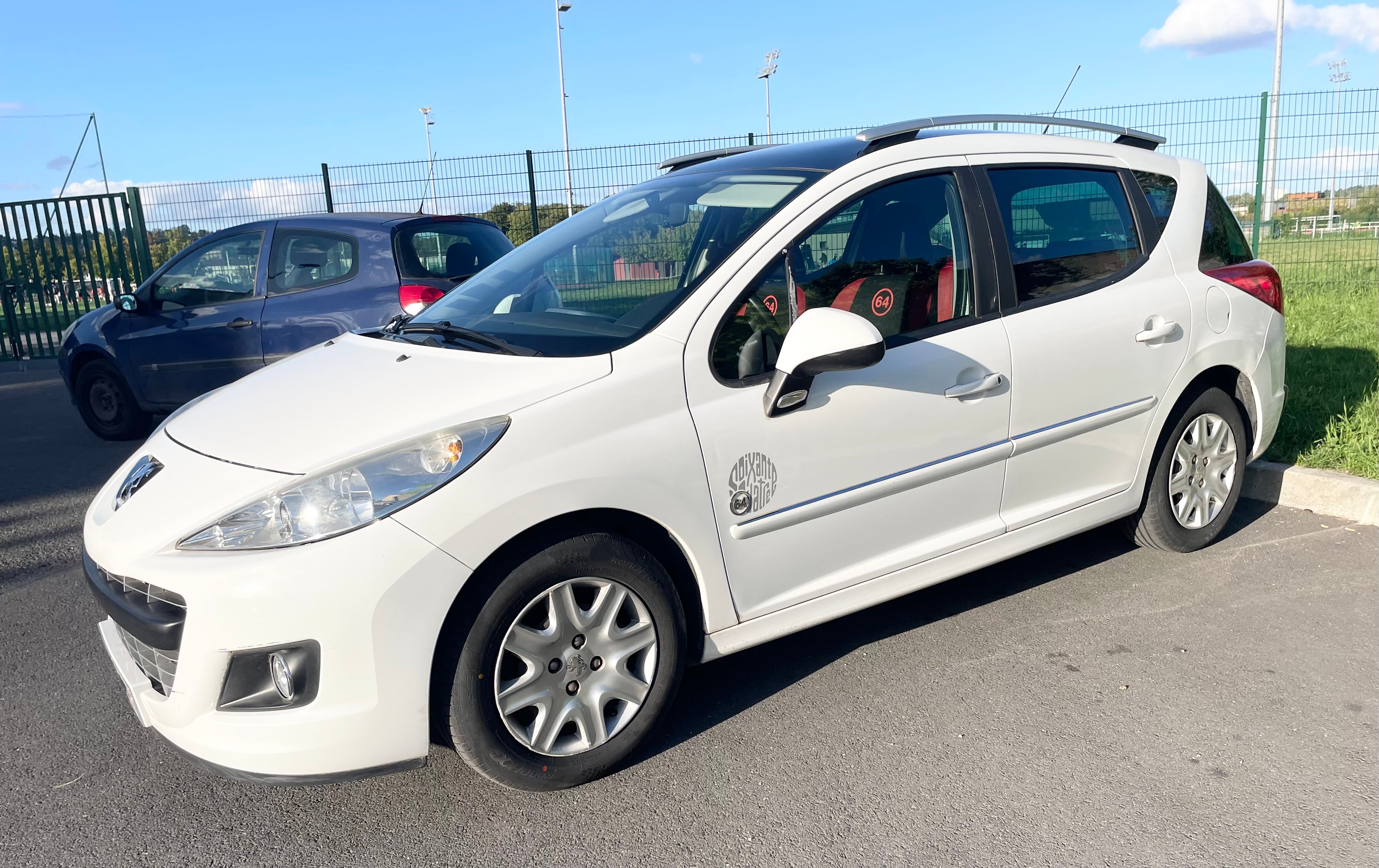 Peugeot 207 SW Break idéal pour 4 et des bagages, 2011, Essence 95
