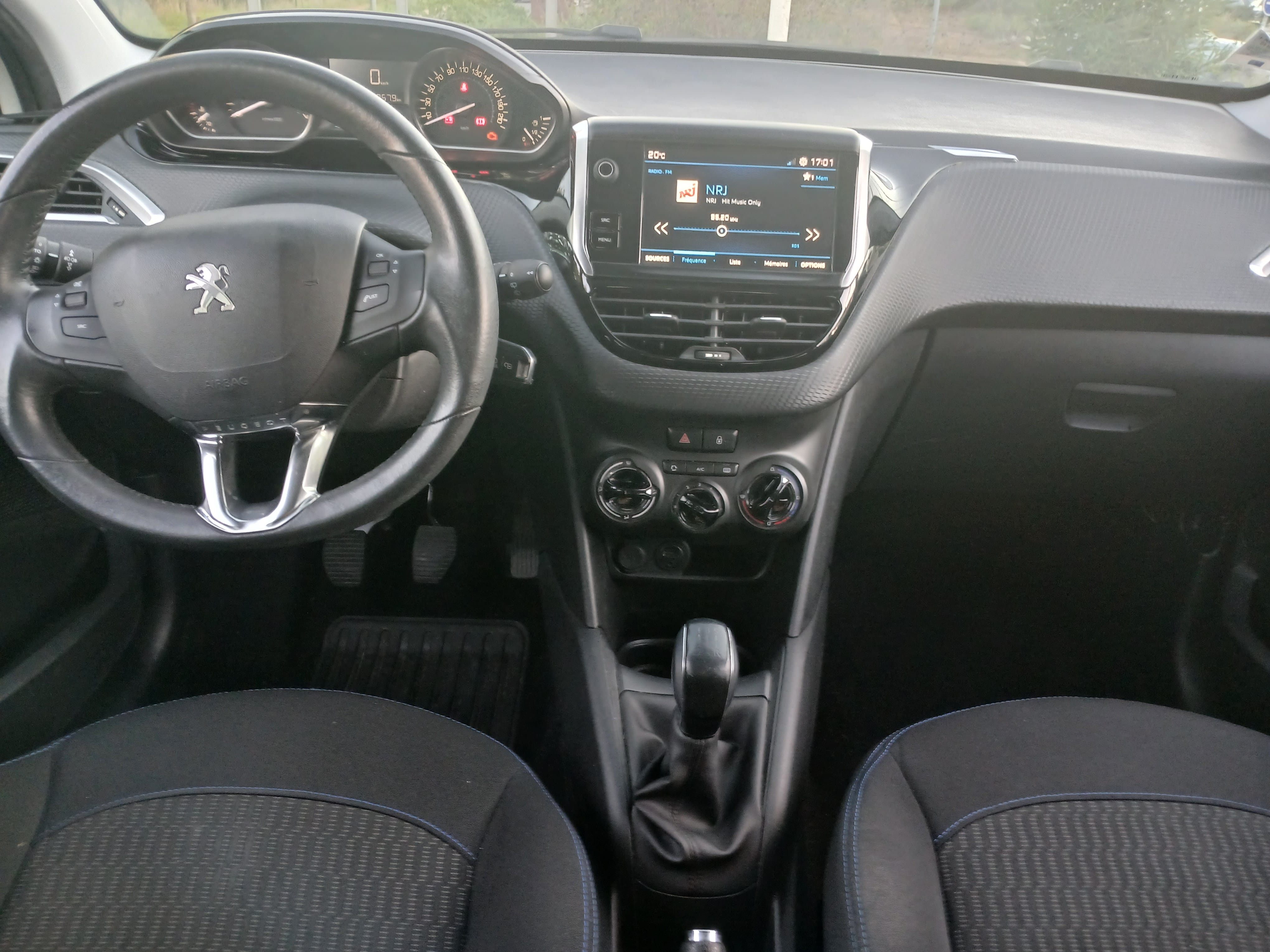 Peugeot 208 avec Entrée audio / iPod