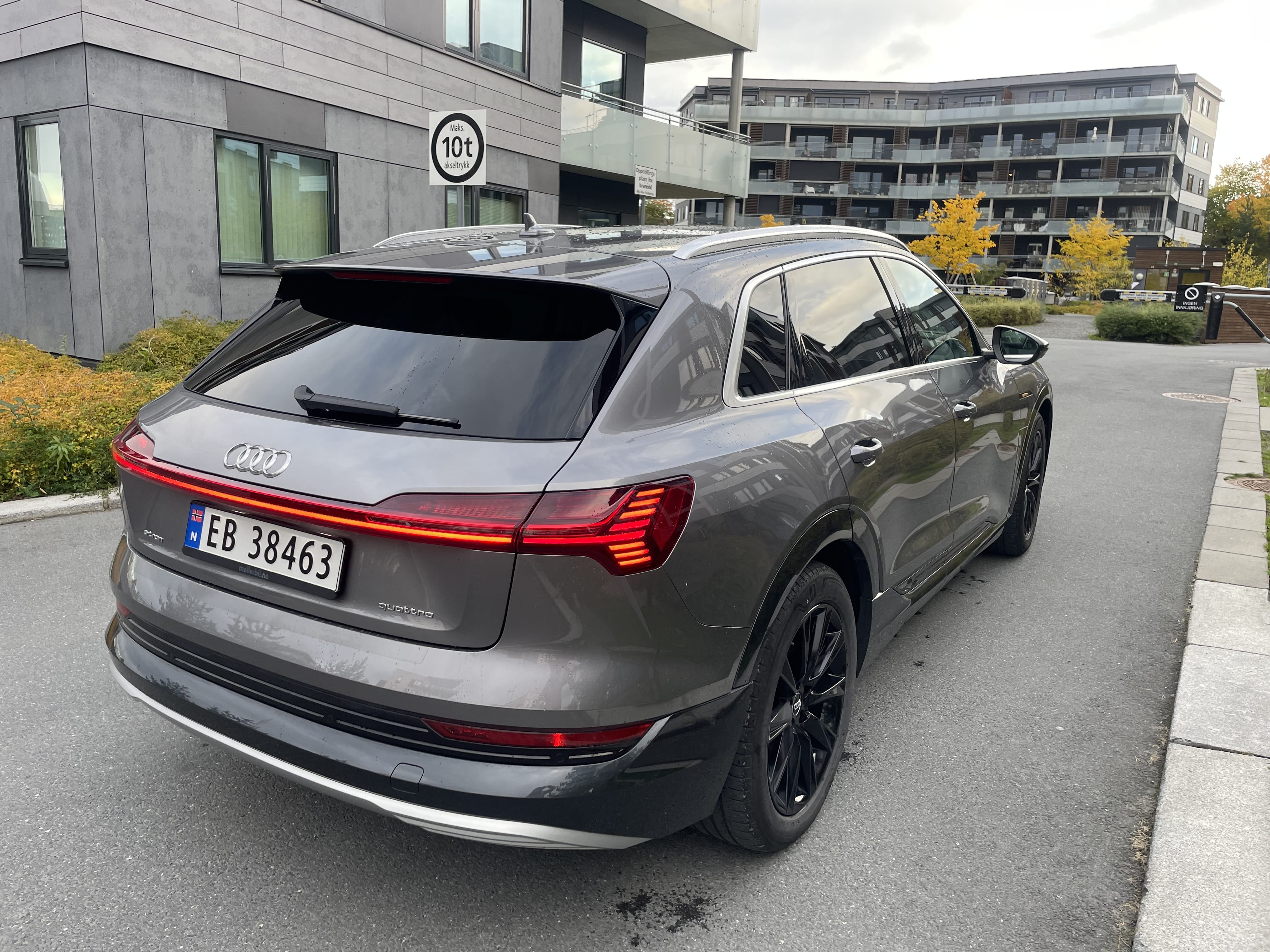 Audi e-tron with GPS