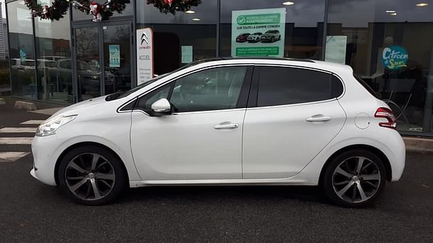Peugeot 208 1.6L HDI 92CV FELINE 5 PORTES DIESEL avec Climatisation