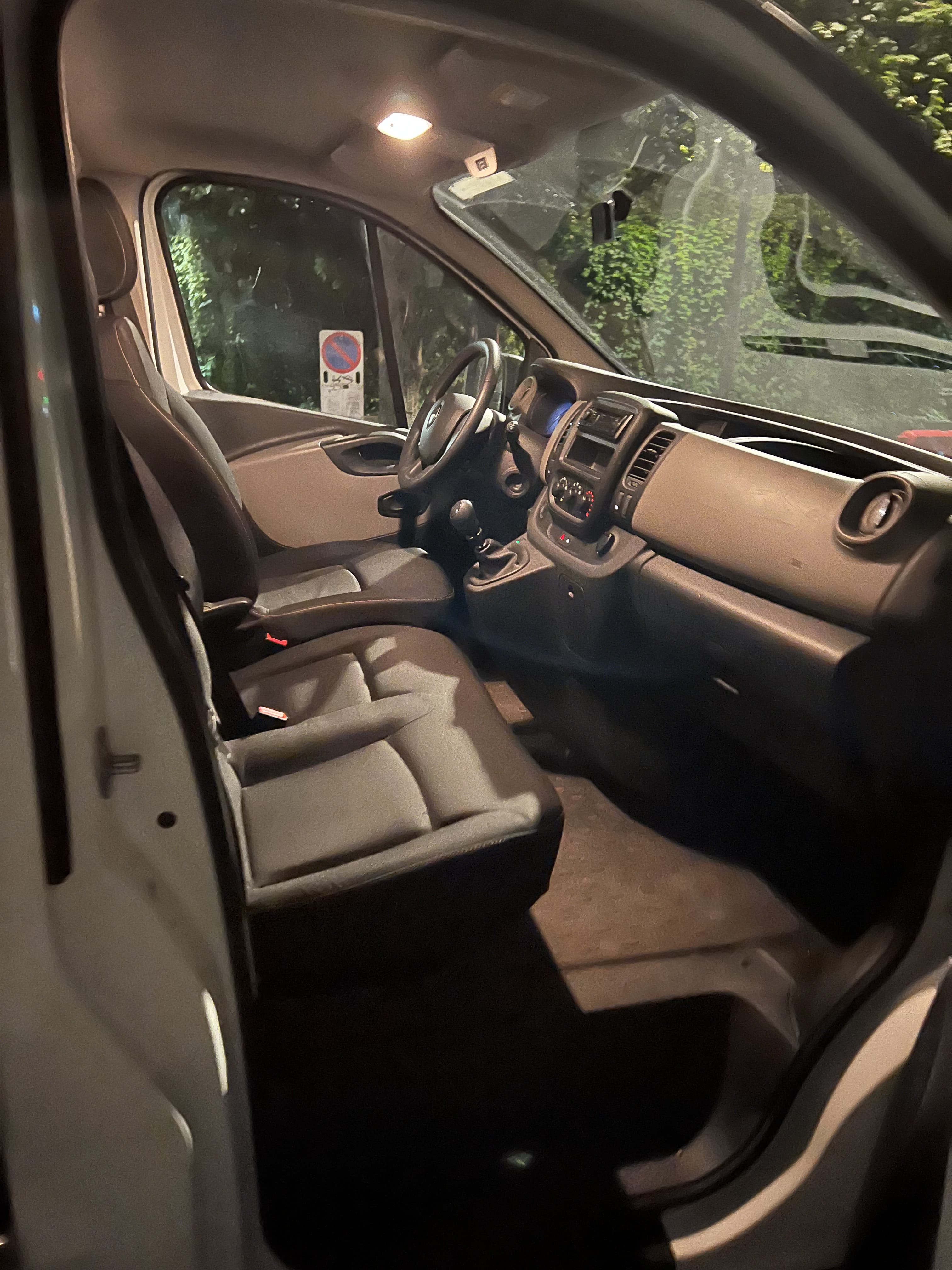 Renault Trafic Passenger ( a coté de rer A et terminus metro 1) avec GPS