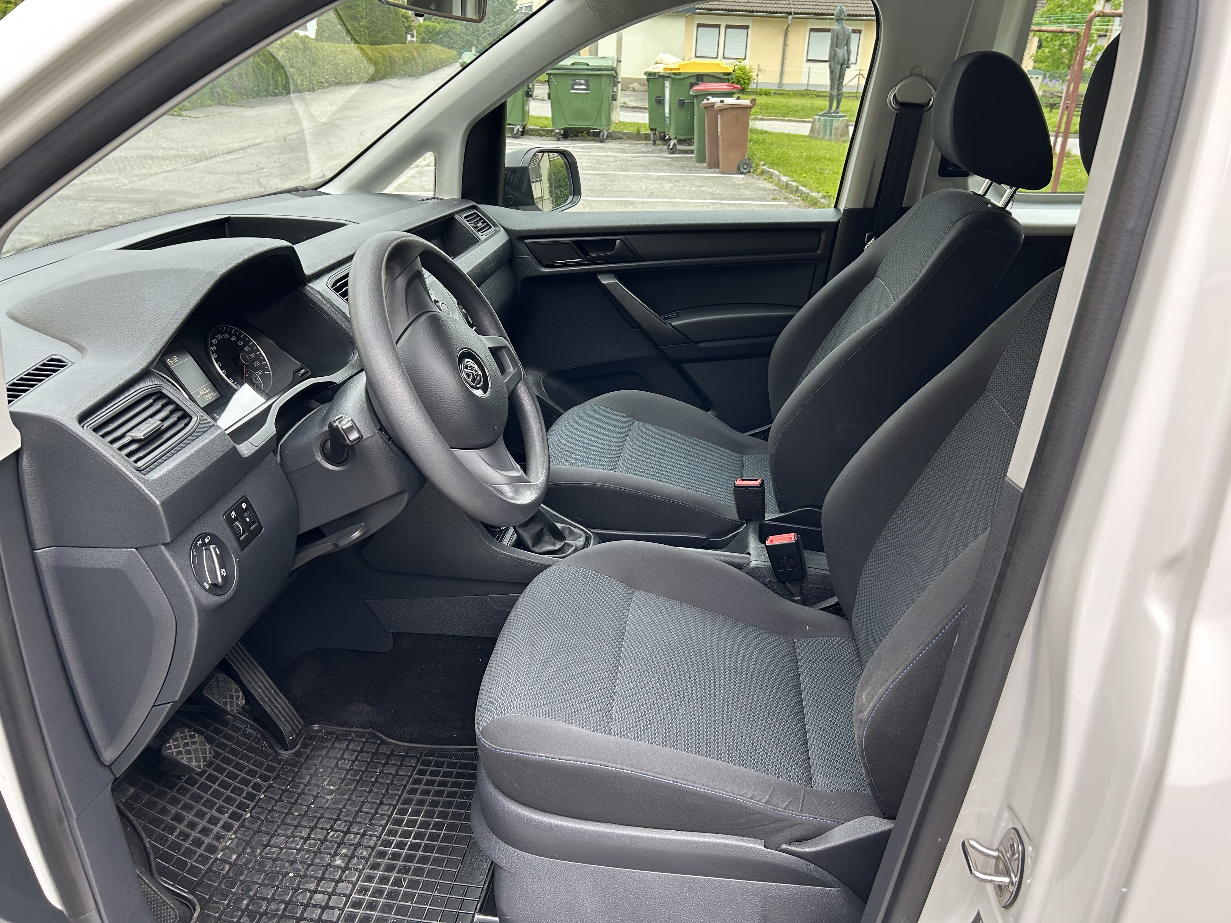Volkswagen Caddy Kombi PKW / Camper mit Kindersitz