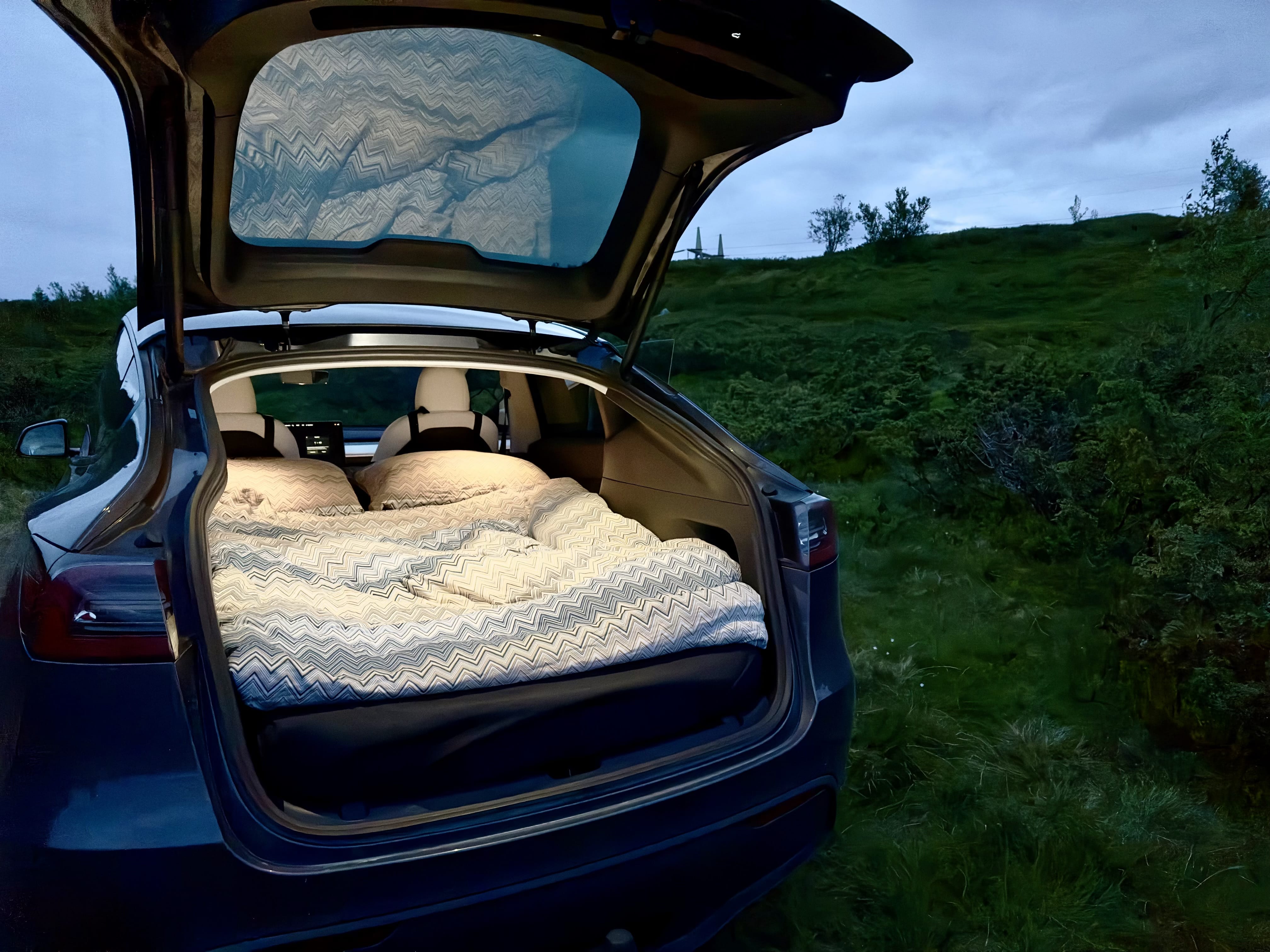 Tesla Model Y Long Range med sovemuligheter og dobbelmadrass, camping-mode, utvidet rekkevidde. med Firehjulstrekk