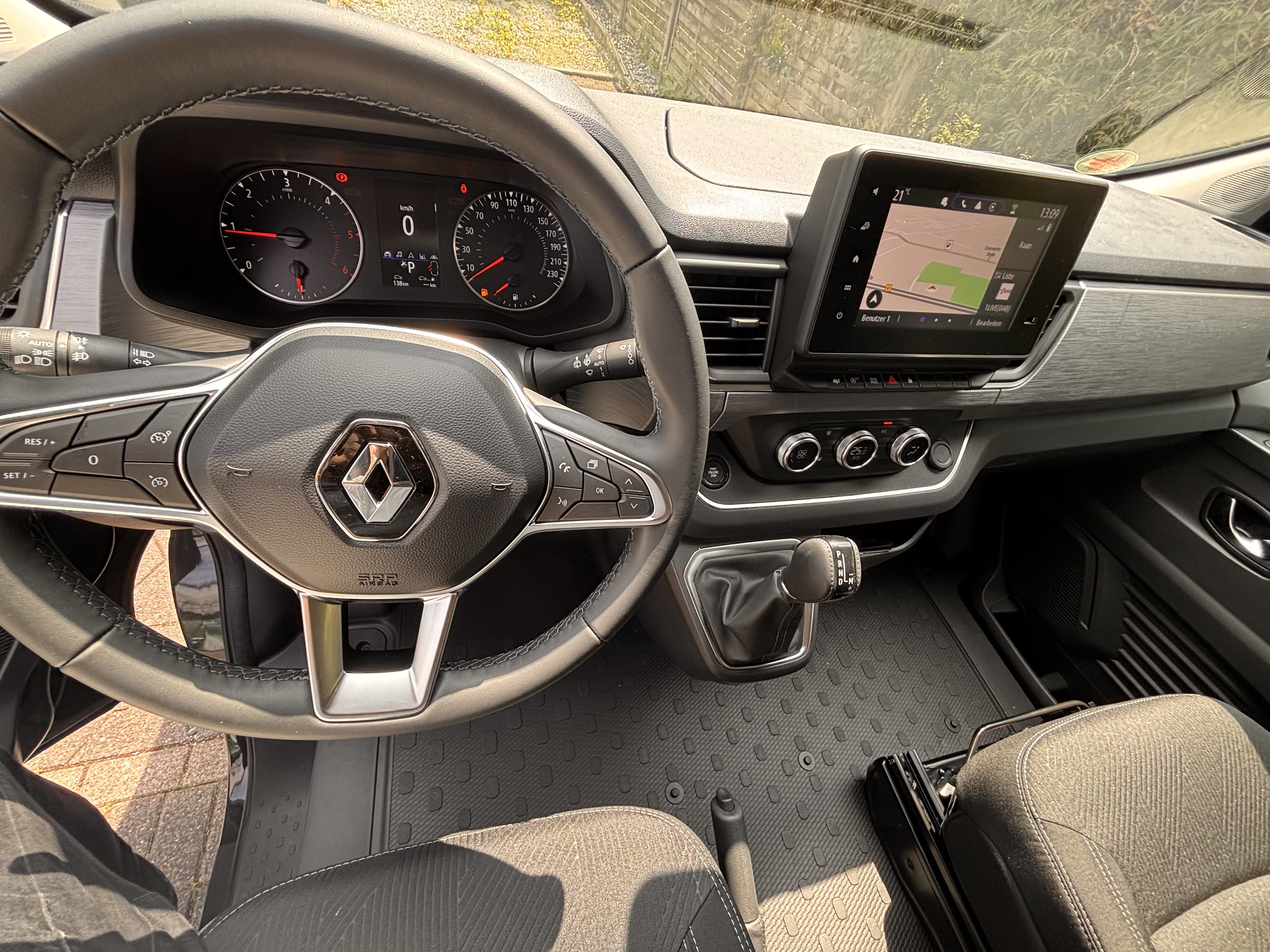 Renault Trafic mit Navigationsgerät