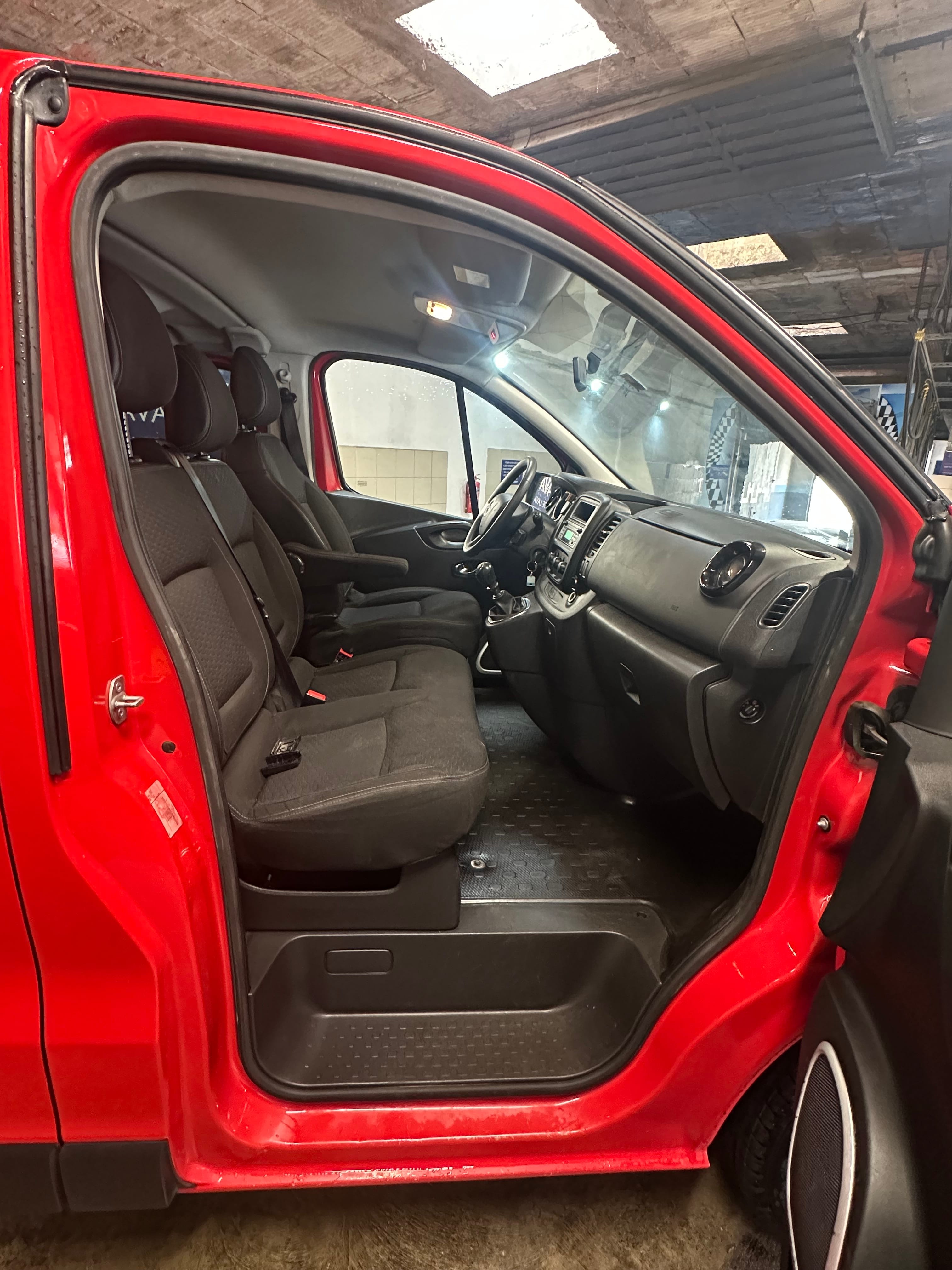 Opel Vivaro avec Entrée audio / iPod