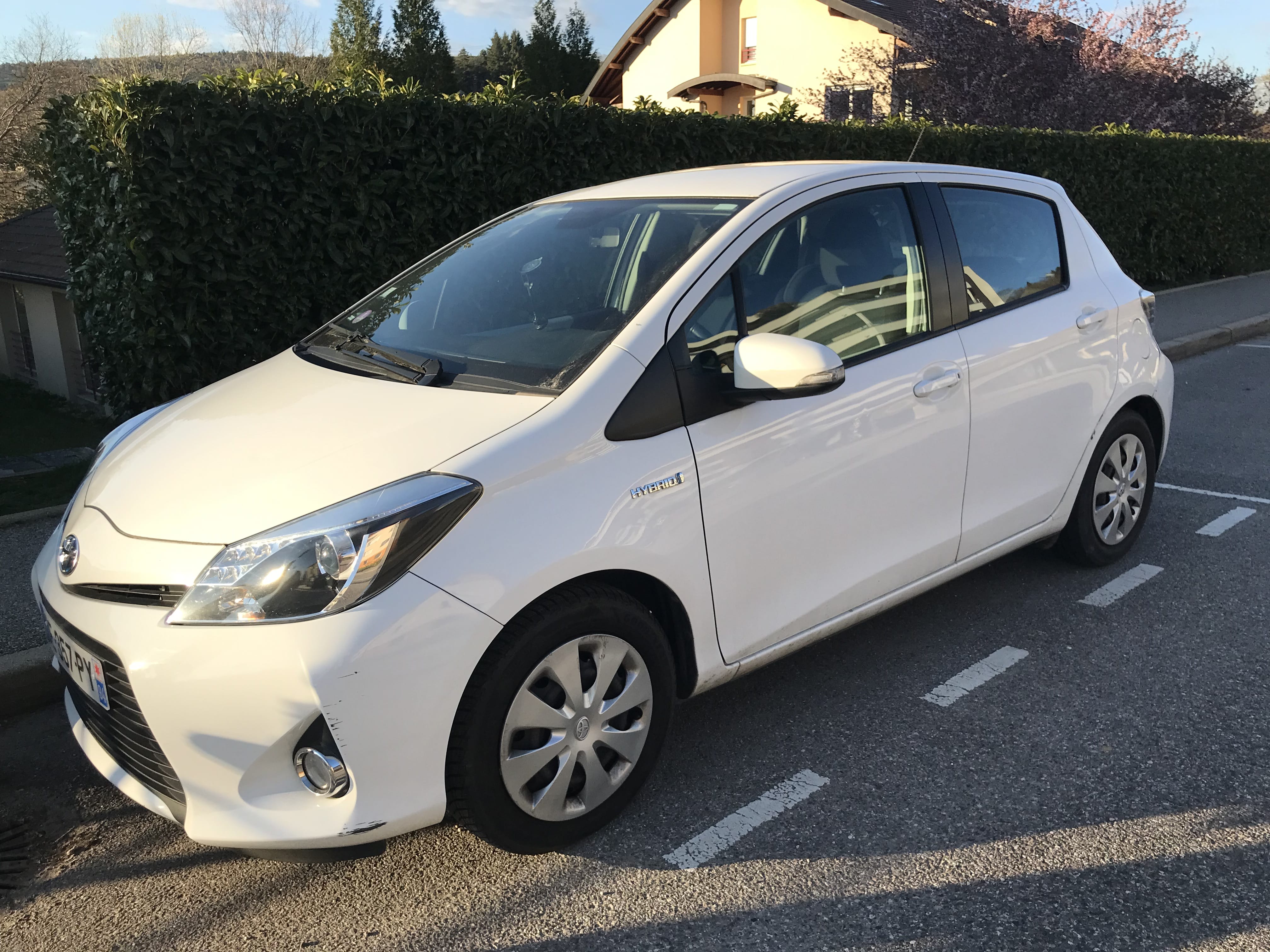 Toyota Yaris Hybride, 2014, Essence 95 / Électrique (hybride), automatique