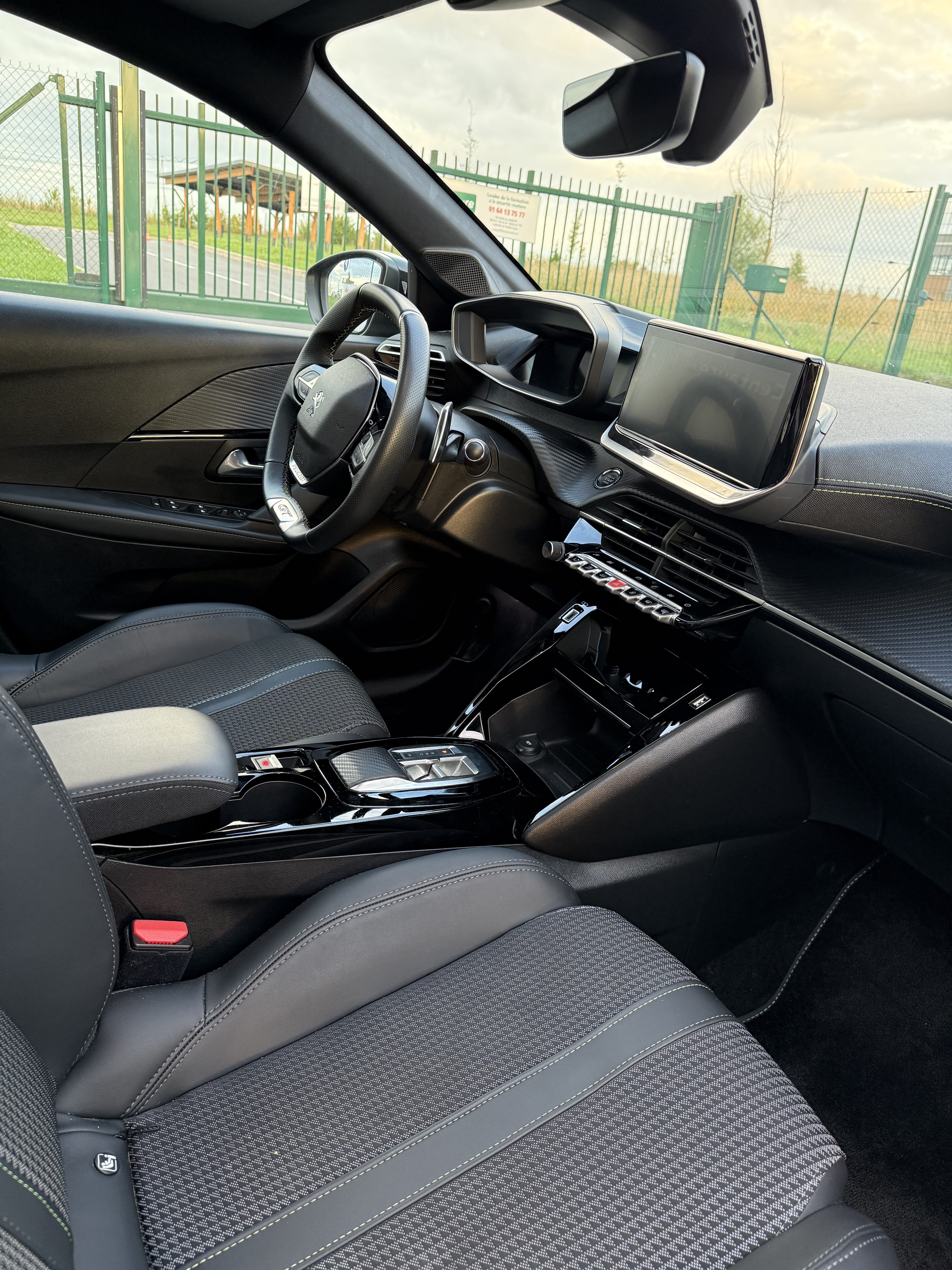 Peugeot 208 avec Apple CarPlay