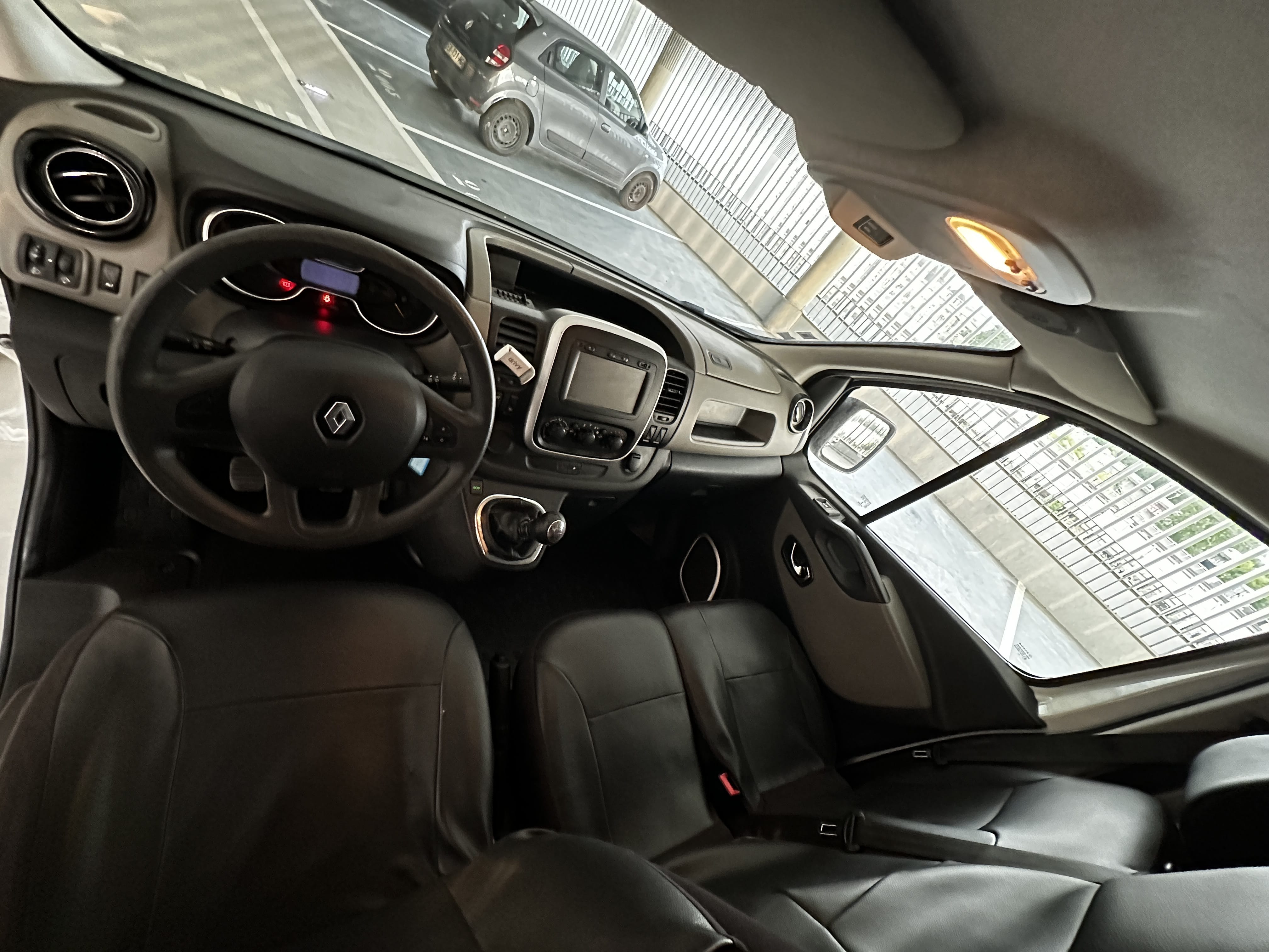 Renault Trafic  à louer Quartier Saint Jean  – Idéal pour vos déménagements et transports volumineux ! avec Audio Bluetooth