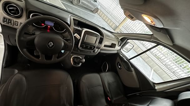 Renault Trafic à louer Quartier Saint Jean – Idéal pour vos déménagements et transports volumineux ! avec Entrée audio / iPod