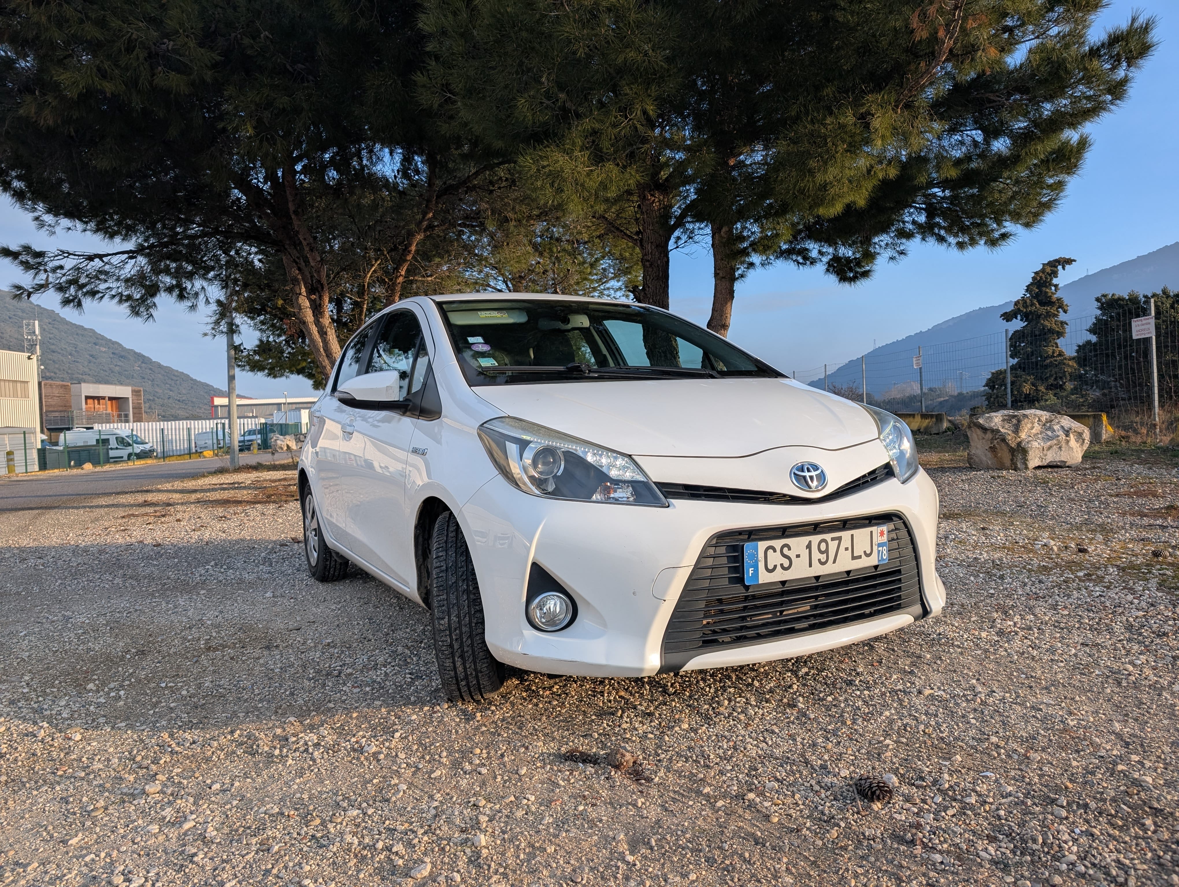 Toyota Yaris Hybride, 2013, Essence 98 / Électrique (hybride), automatique