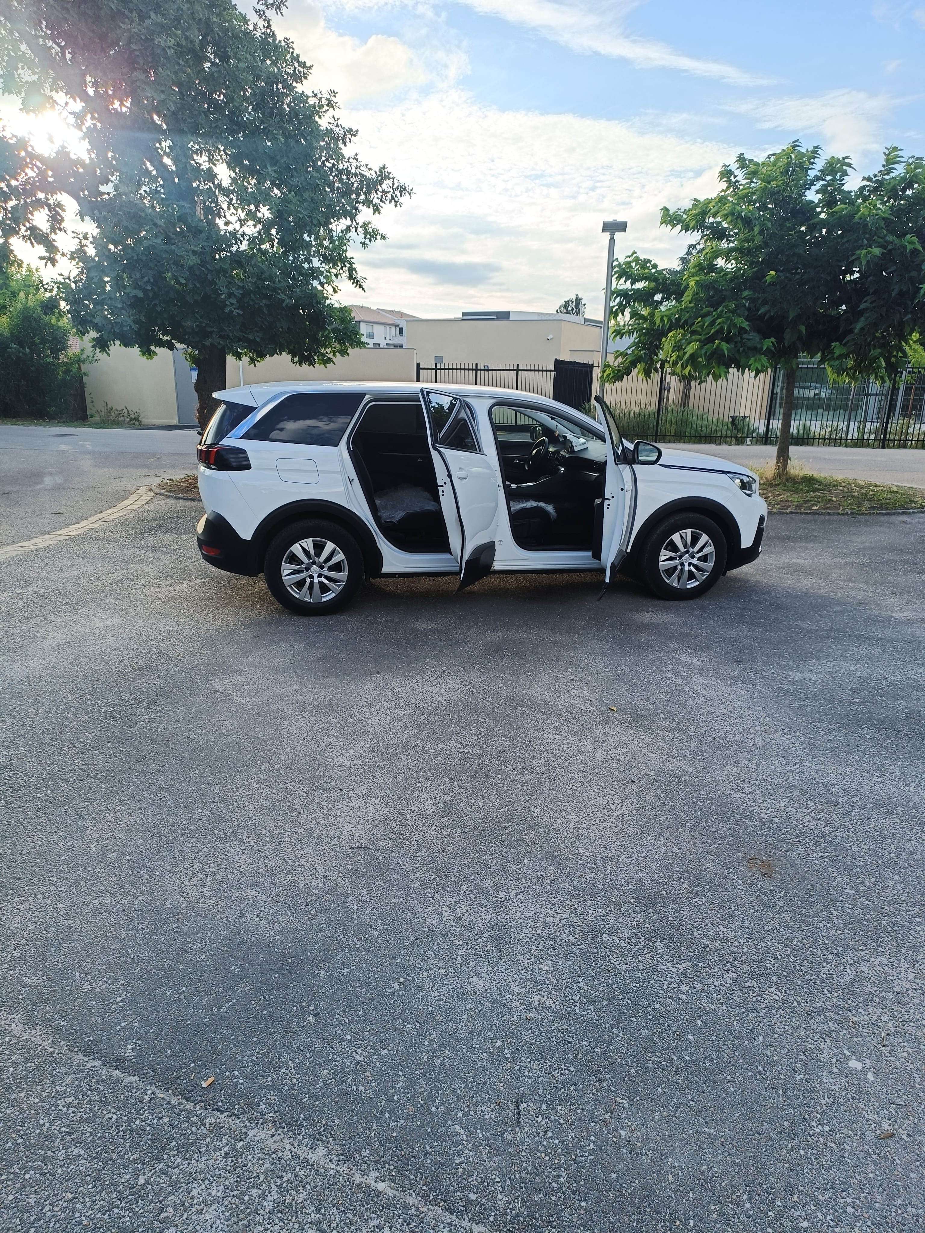 Peugeot 5008 avec GPS