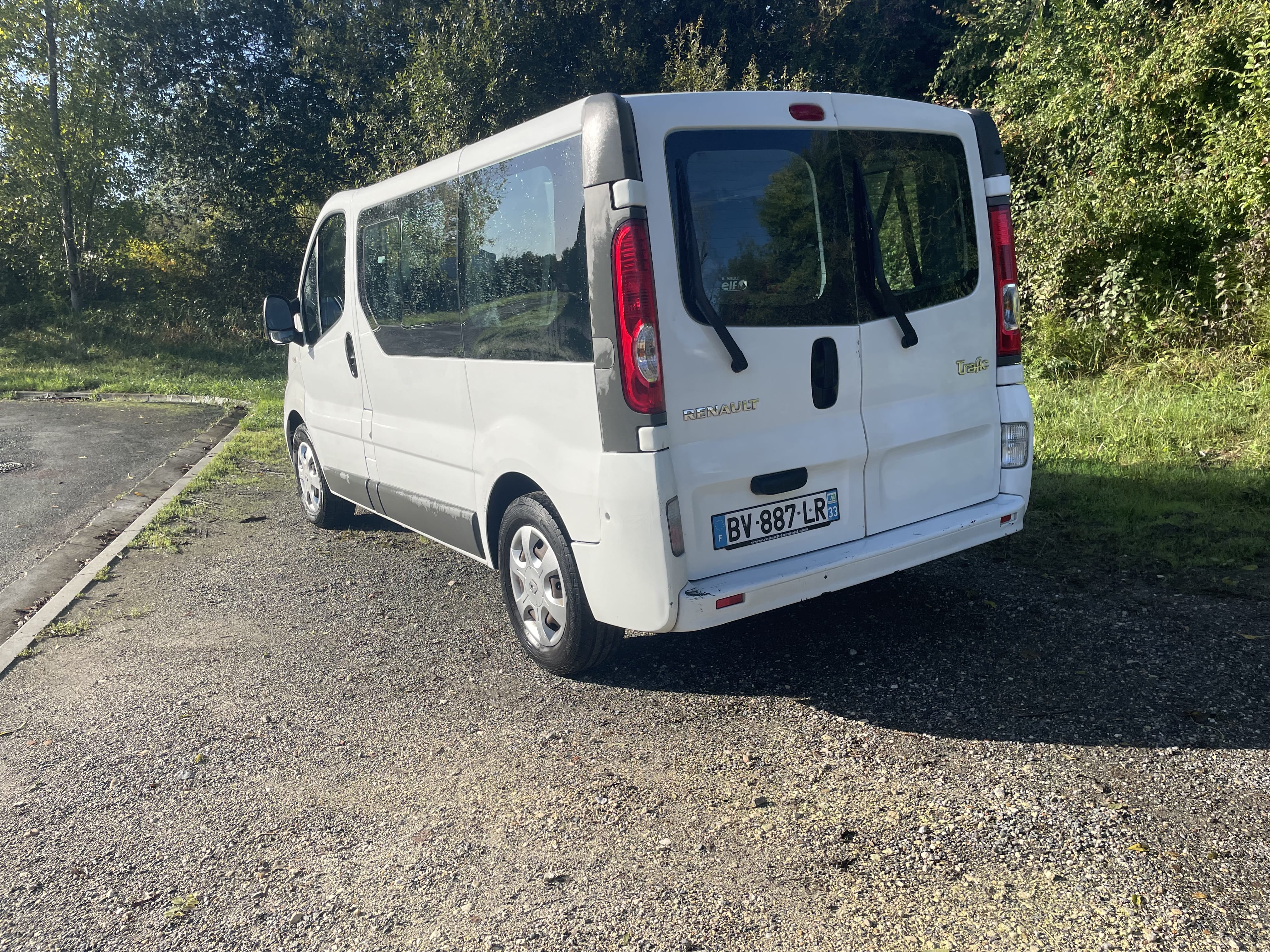 Renault Trafic Passenger  Louez le Renault Trafic 9 places – Confort, Espace et Économie pour Vos Déplacements ! avec Entrée audio / iPod