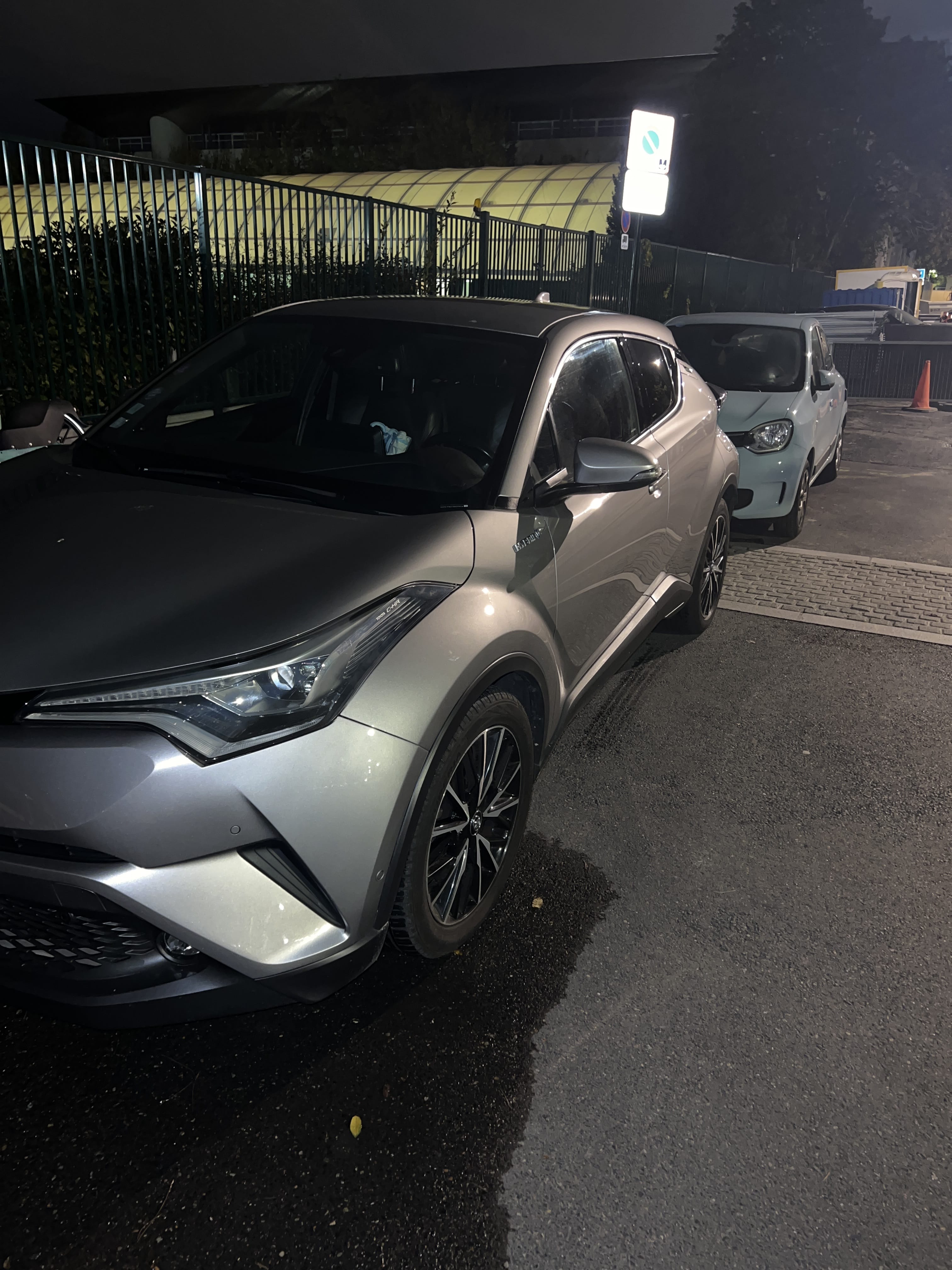 Toyota C-HR, 2017, Essence 95 / Électrique (hybride), automatique