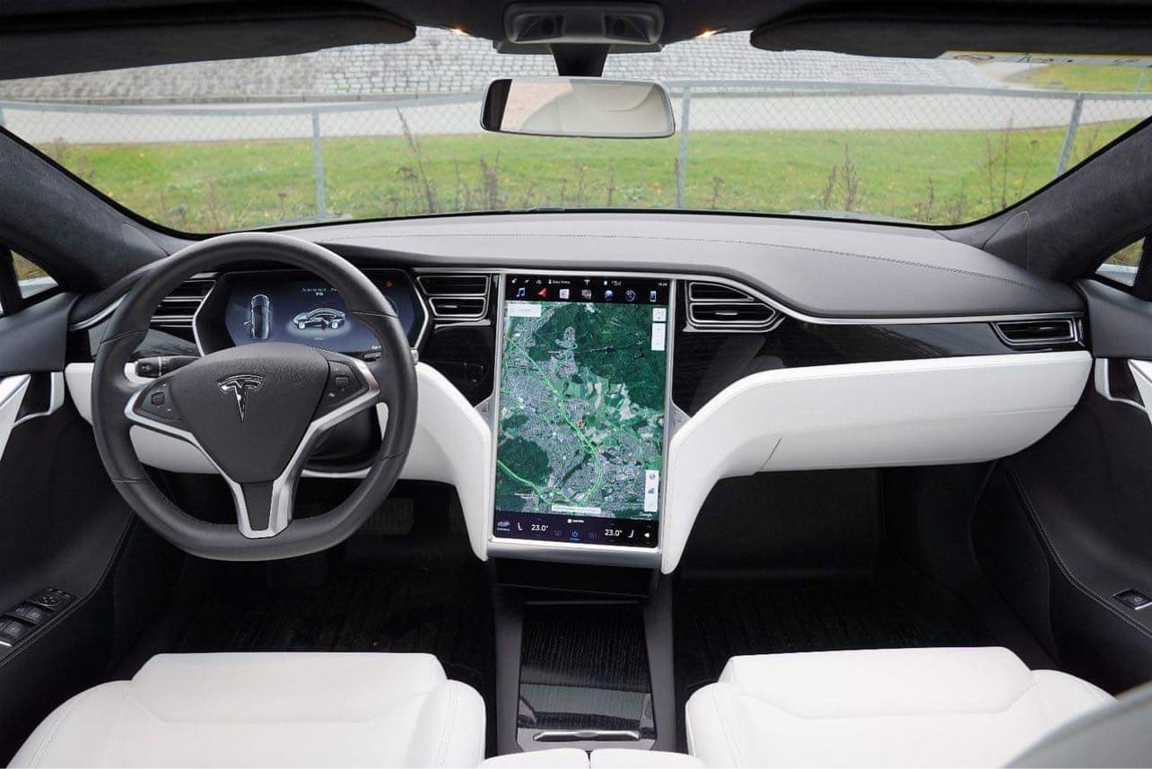 Tesla Model S med Cruisekontroll