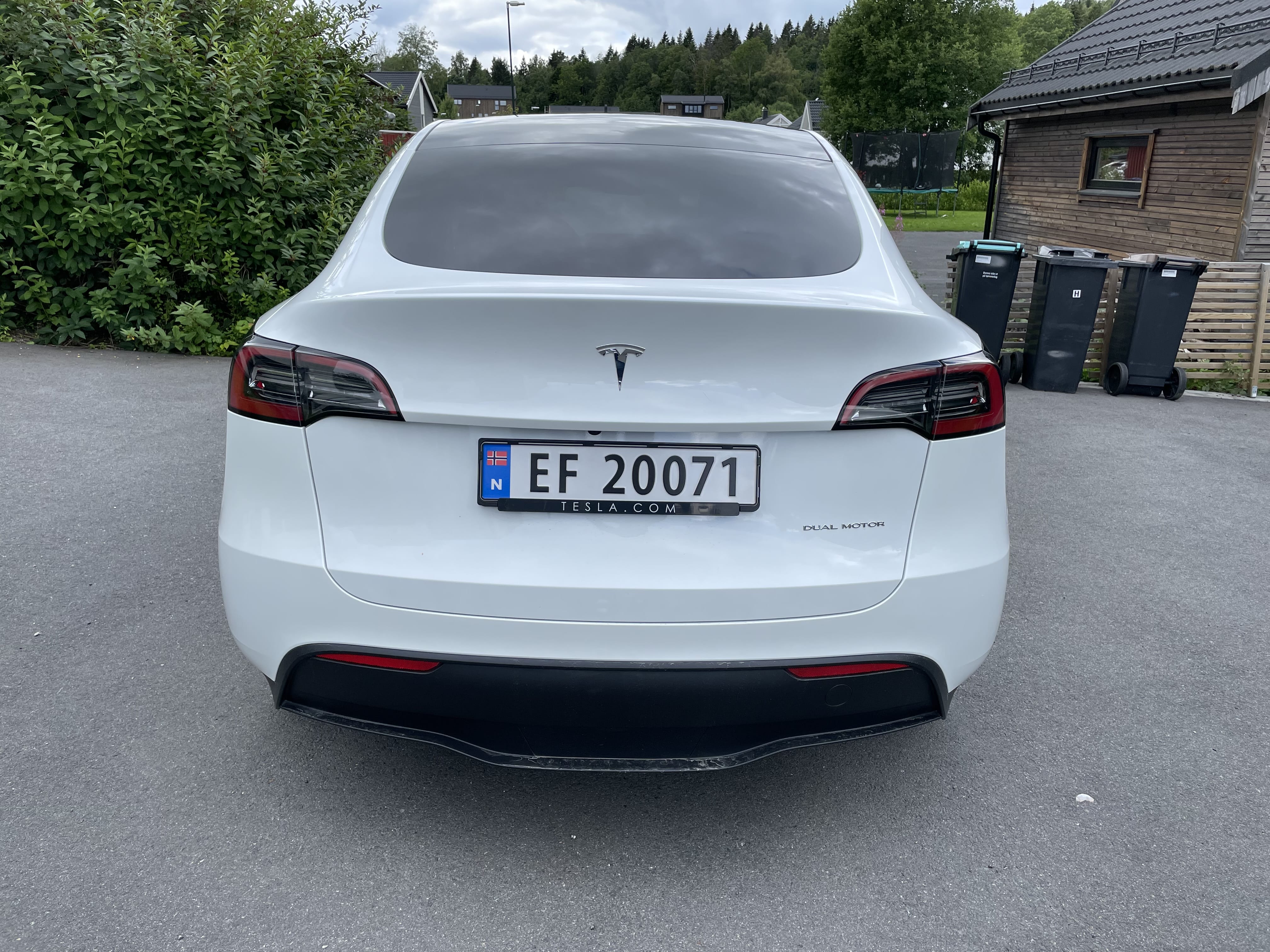 Tesla Model Y med GPS