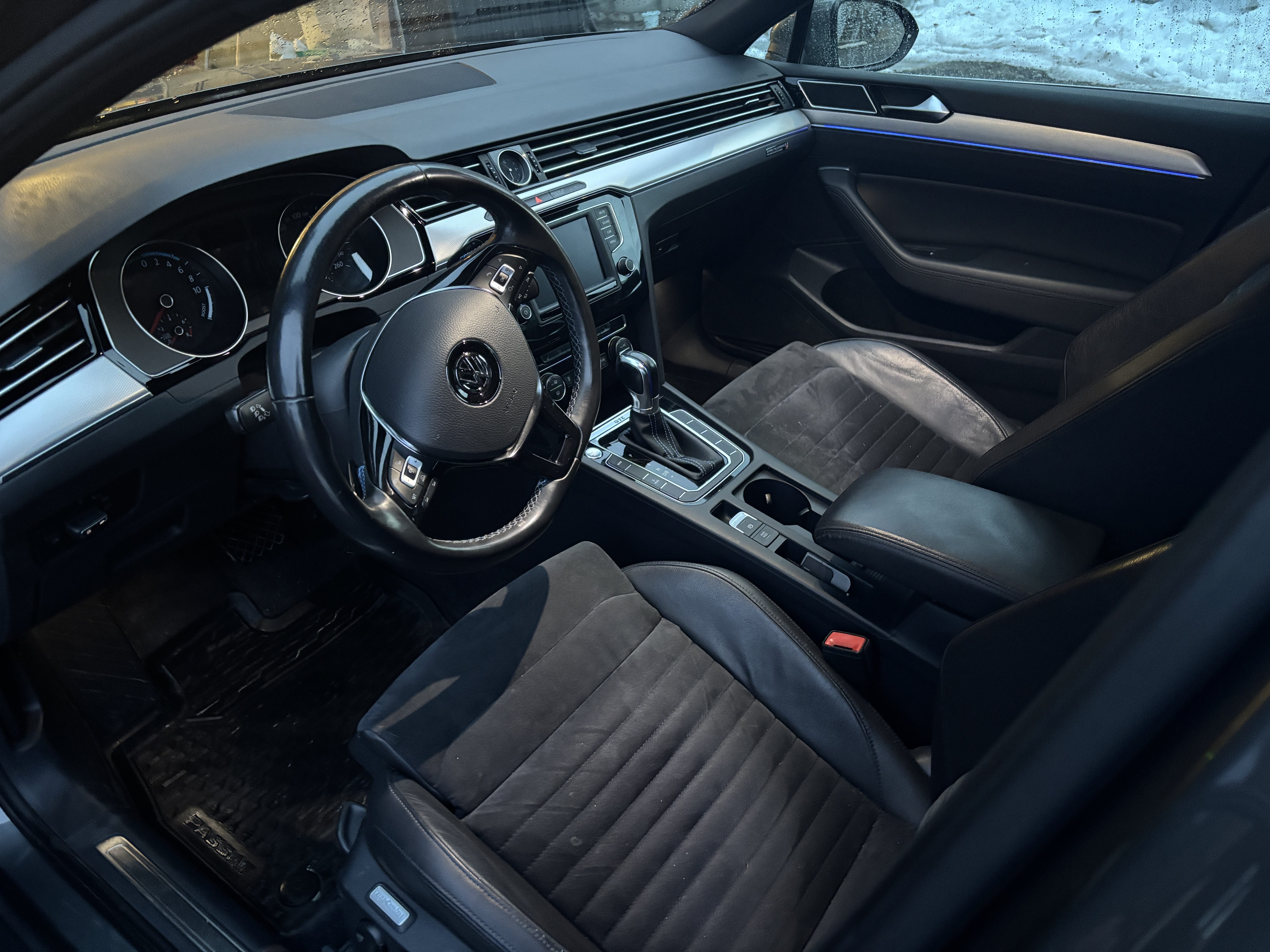 Volkswagen Passat GTE Hybrid with Backup camera