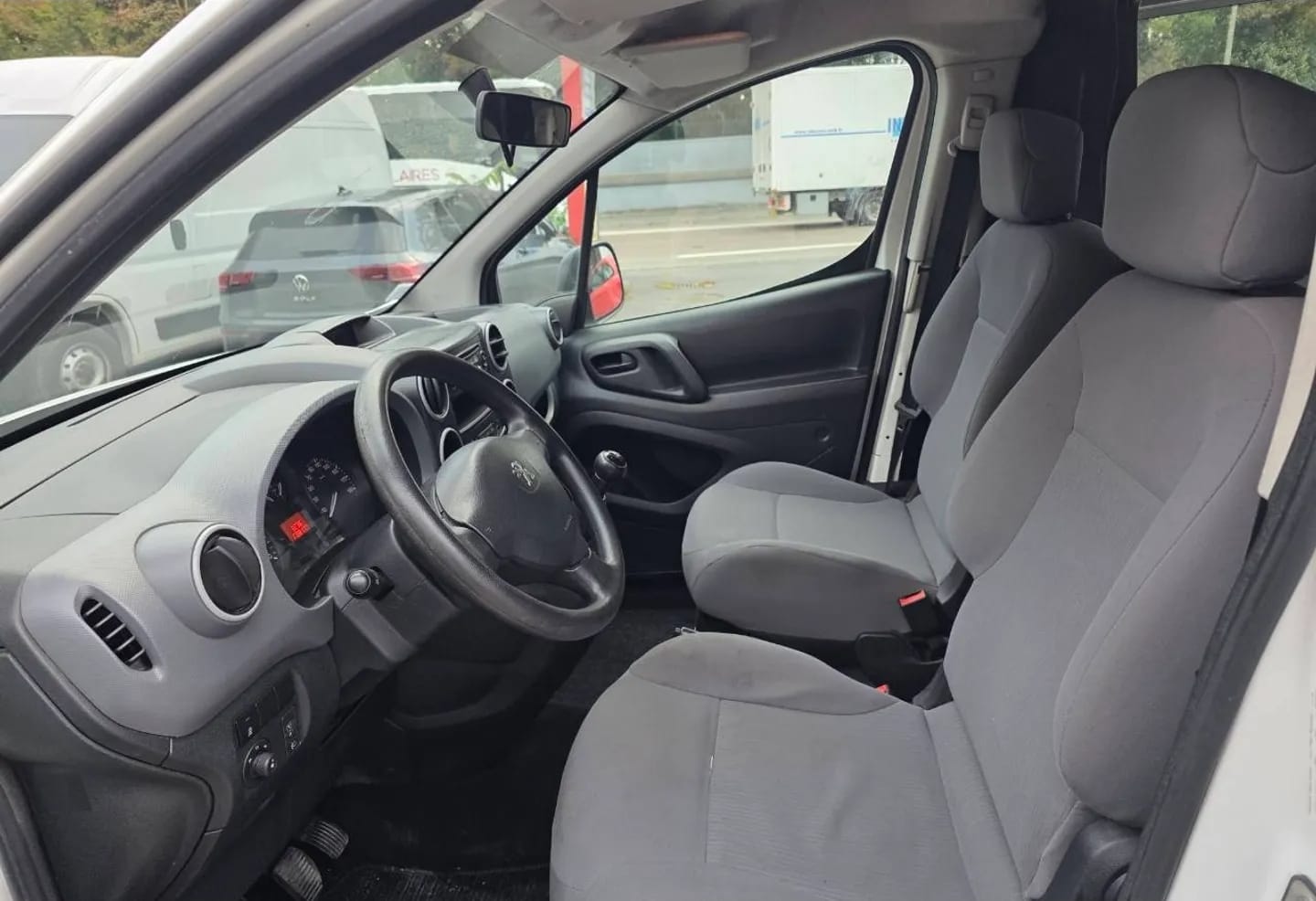 Peugeot Partner Fourgon avec Attelage